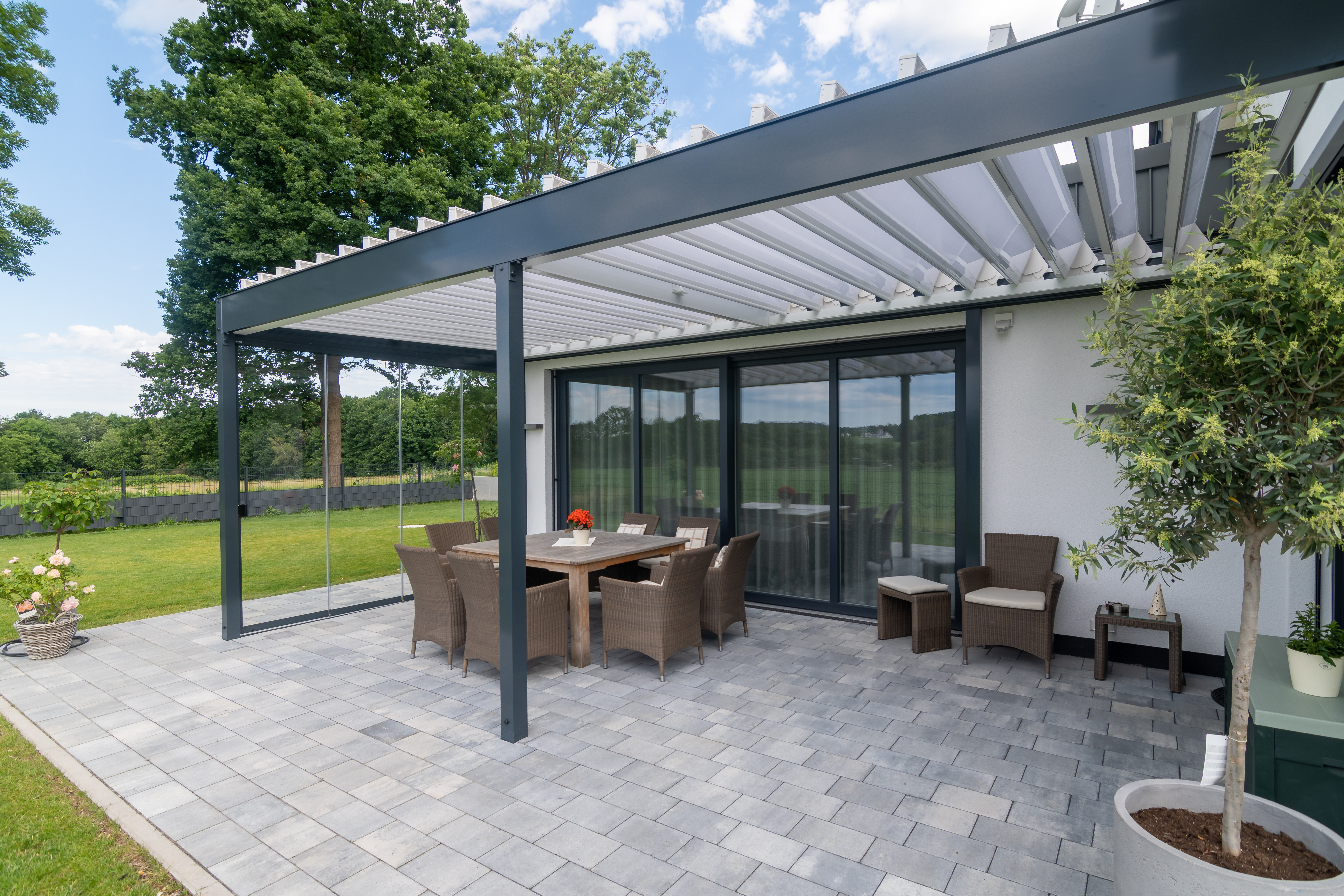 FLEDMEX&reg; Lamellendach als Terrassen&uuml;berdachung &ndash; lichtdurchl&auml;ssig, klar gestaltet und harmonisch in die Architektur integriert. Foto: © FLEDMEX®/Allwetterdach ESCO GmbH