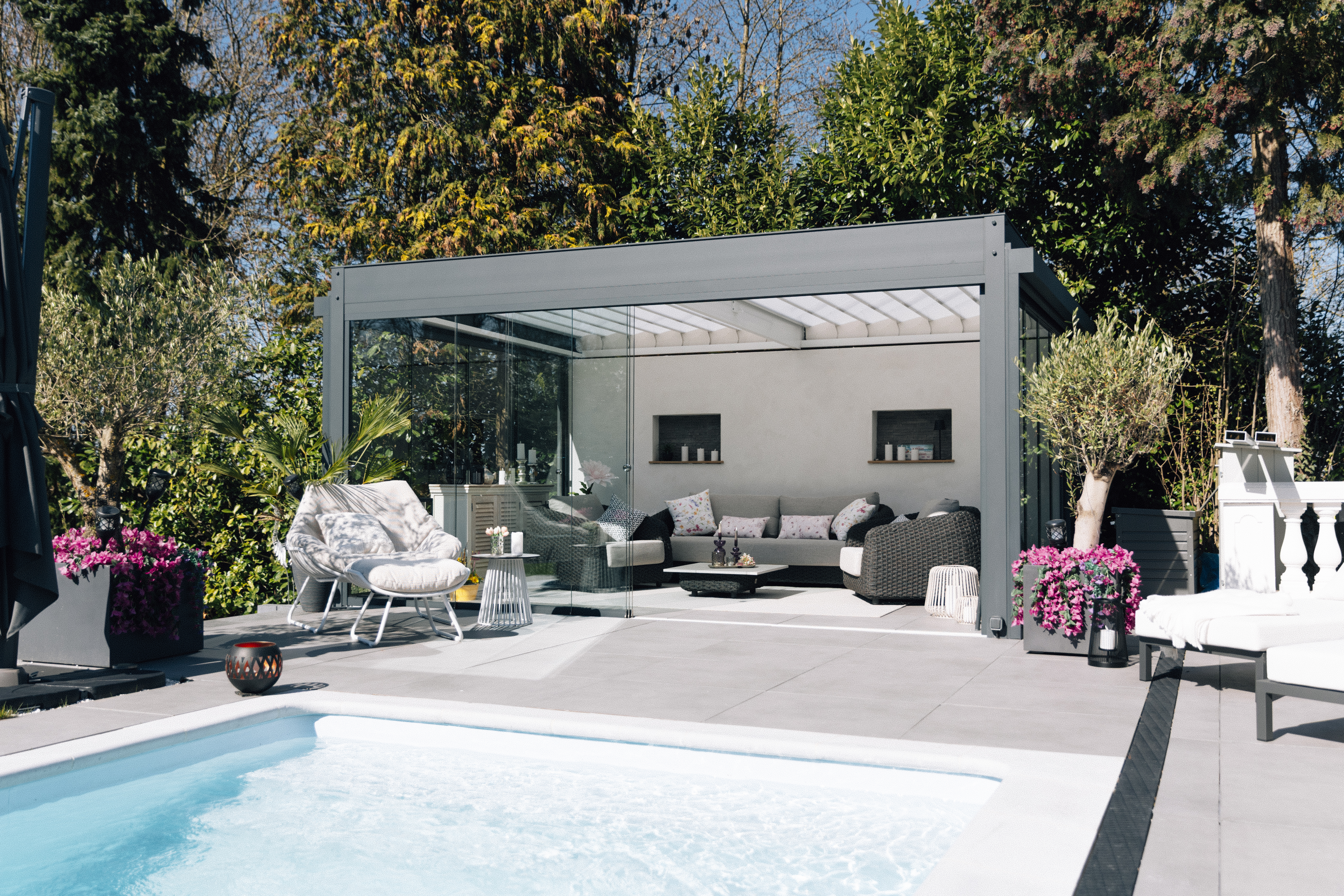 Freistehender Sommergarten mit FLEDMEX&reg; Lamellendach &ndash; lichtdurchl&auml;ssig, gesch&uuml;tzt und als stilvoller Au&szlig;enraum am Pool gestaltet. Foto: © FLEDMEX®/Allwetterdach ESCO GmbH