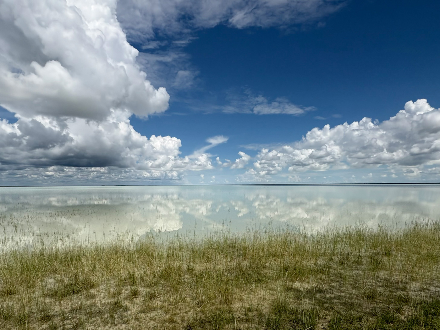 Ein seltenes Bild: Regen hat die Salzpfanne in einen See verwandelt. Foto: © Roland Motz
