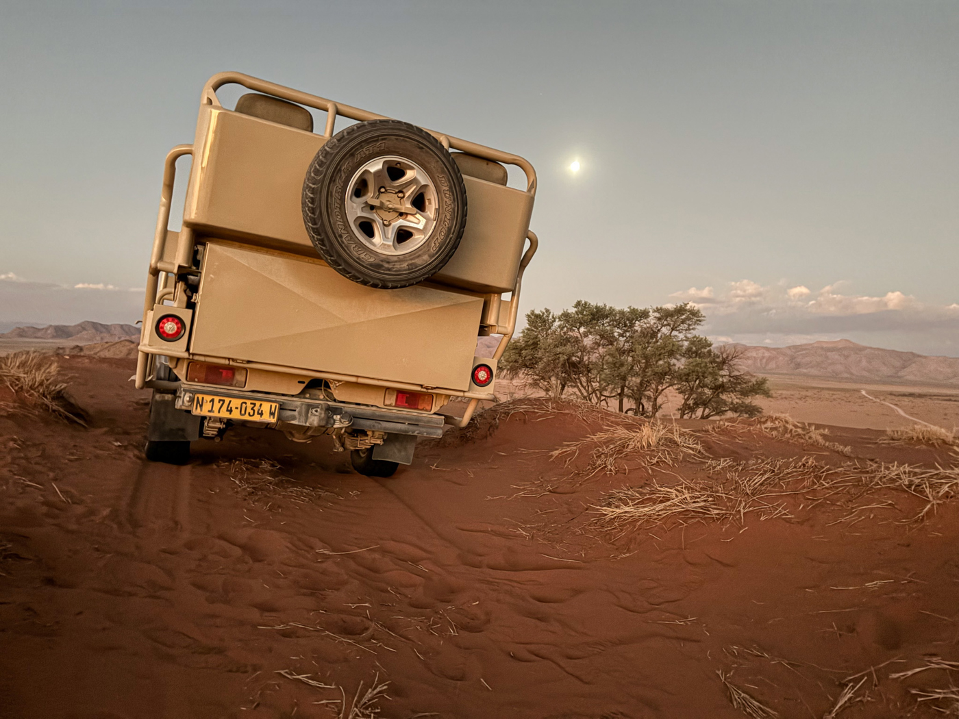 Ohne Allradantrieb kommt man in Namibia nicht weit. Foto: © Roland Motz