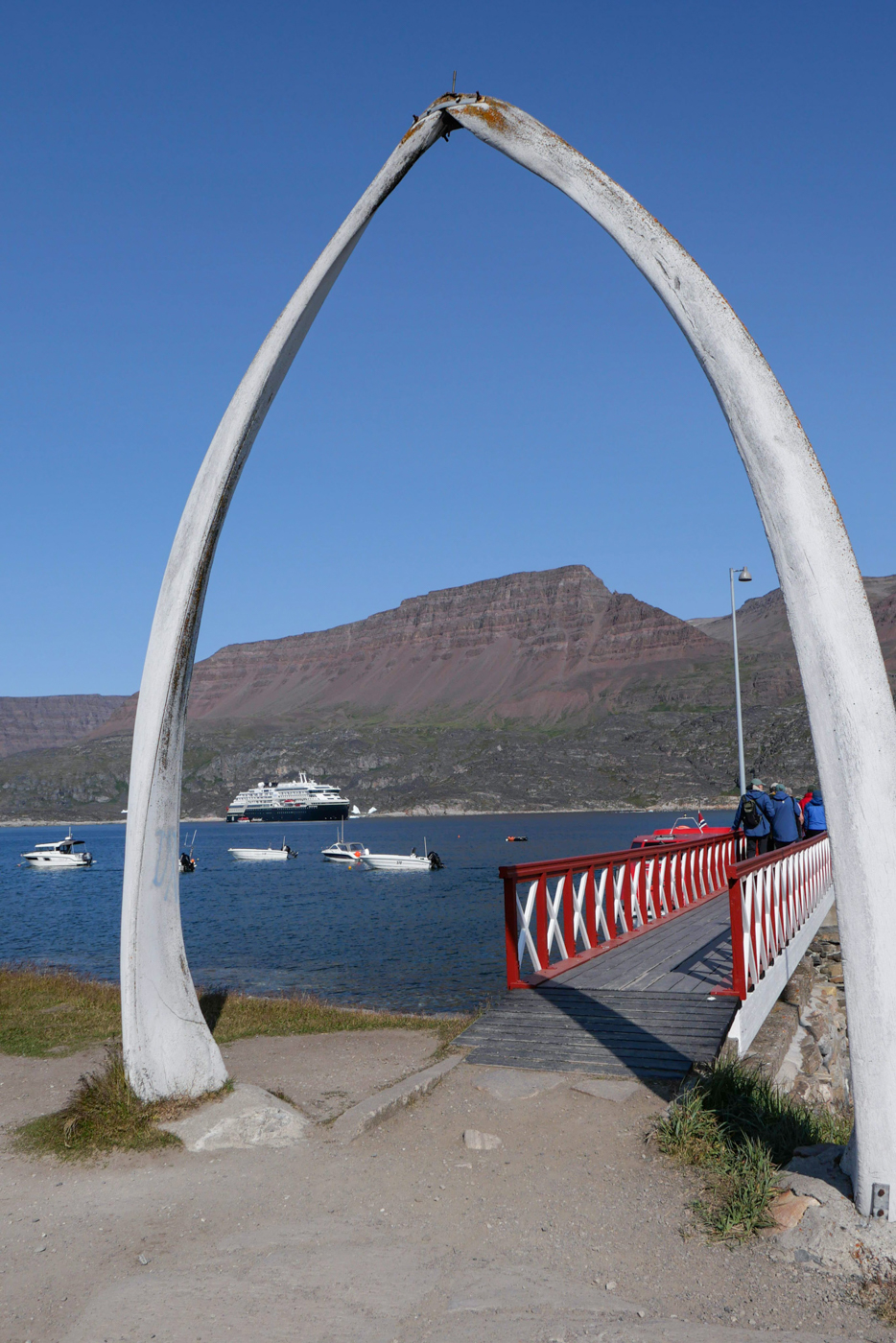Auf dem R&uuml;ckweg ankert das Schiff noch vor der Diskoinsel. Foto: © Marion Schwarzmann