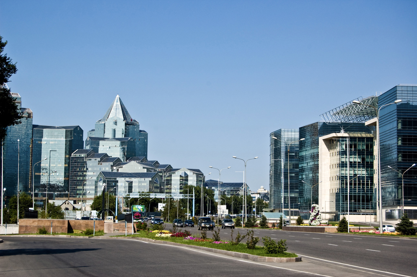 In Almaty wird viel gebaut: Hochh&auml;user und Gro&szlig;moscheen. Foto: © iStock.com/Rafael_Wiedenmeier