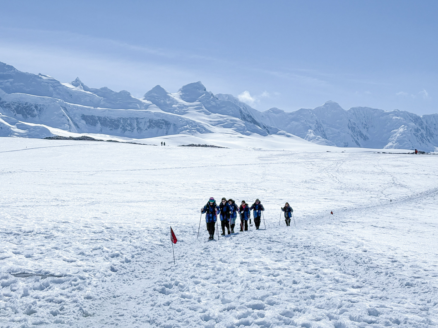 Zur Freude von Pinguinen und Touristen geht die Sonne im antarktischen Sommer erst nach Mitternacht unter. Foto: © Roland Motz