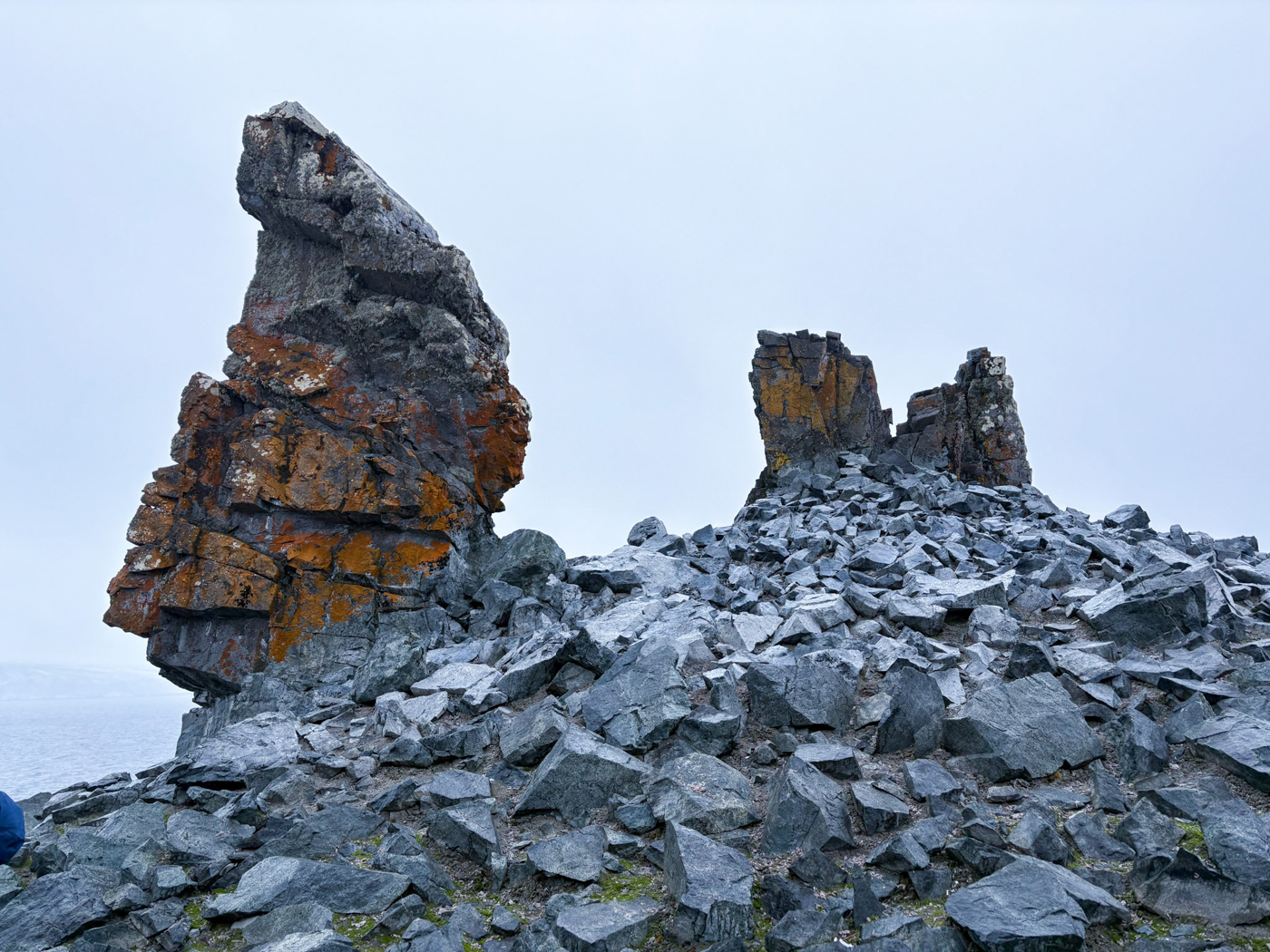 Bizarre Gesteinsformationen auf Half Moon Island. Foto: © Roland Motz