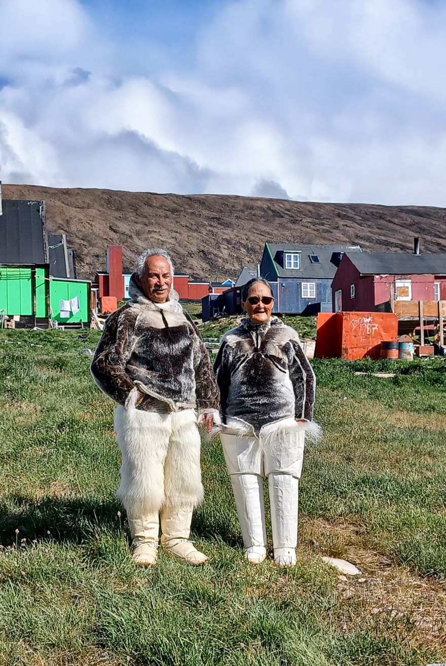 Das Paar in traditioneller Kleidung lebte an einem Fjord, bevor es nach Qaanaq zog. Foto: © Marion Schwarzmann