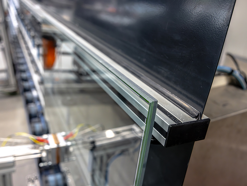 Fineo ist eine neue Generation von Isolierglas mit einem nur 0,1 Millimeter d&uuml;nnen Vakuumraum zwischen zwei Scheiben. Das Vakuumglas bietet mit einem Ug-Wert von bis zu 0,44 W/m&sup2;K eine W&auml;rmed&auml;mmung auf dem Niveau moderner Dreifachverglasung und ist zugleich nur ein Viertel so dick und etwa halb so schwer. Foto: © AGC Glass Europe