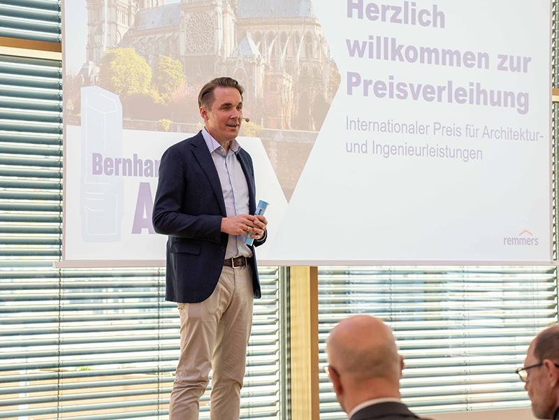 Dirk Sieverding, Vorstandsvorsitzender der Remmers Gruppe, er&ouml;ffnete die Internationale Fachtagung, in deren Zentrum die Ehrung der diesj&auml;hrigen Sieger des Bernhard Remmers Award stand. Foto: © Remmers, Löningen