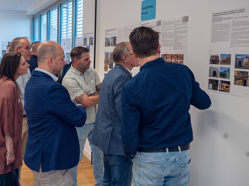 Nach den Fachvortr&auml;gen blieb f&uuml;r die Teilnehmer gen&uuml;gend Zeit, sich die &uuml;ber 50 eingereichten Projekte aus insgesamt vier L&auml;ndern im Rahmen einer Ausstellung genauer anzusehen. Foto: © Remmers, Löningen