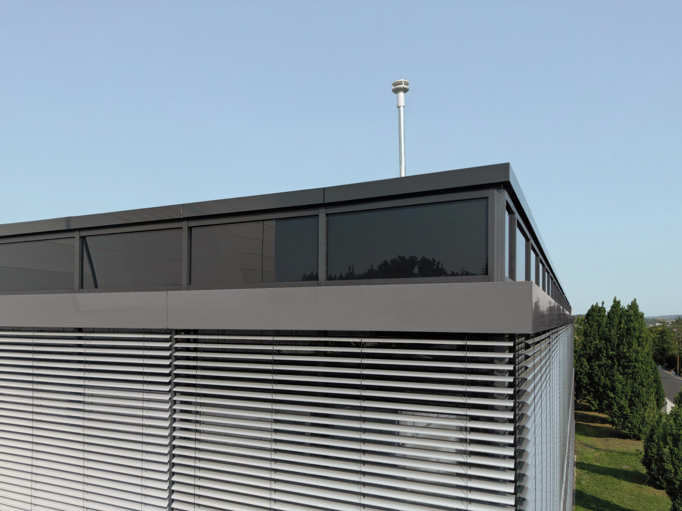 Die Wetterstation erfasst relevante Wetterdaten f&uuml;r die automatische Sonnenschutzsteuerung und l&auml;sst sich gegen &Uuml;berspannung absichern.  Foto: © Warema