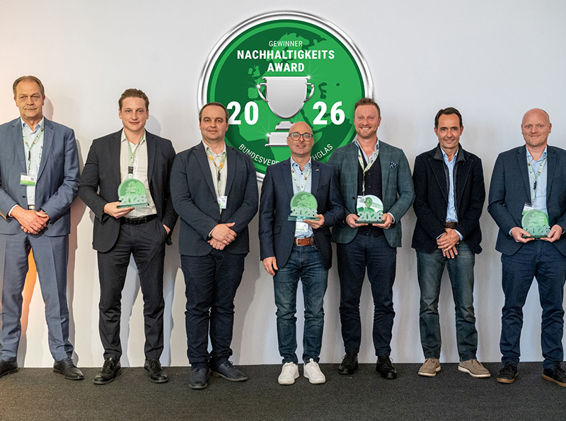 Die Gewinner des diesj&auml;hrigen Nachhaltigkeitspreises: (v.l.) Bernhard H&ouml;tger, Toni Sch&ouml;n (beide Fa. Hegla / Kategorie Produktion), Markus Jandl, Markus Ensafi (beide Fa. Lisec / Kategorie Produktion), Elmar Rastner, Frank Junker (beide Fa. Swisspacer / Kategorie Sonderpreis) und Michael Neusuess (Fa. Technoform / Kategorie Sonderpreis). Foto: © Joachim Rieger