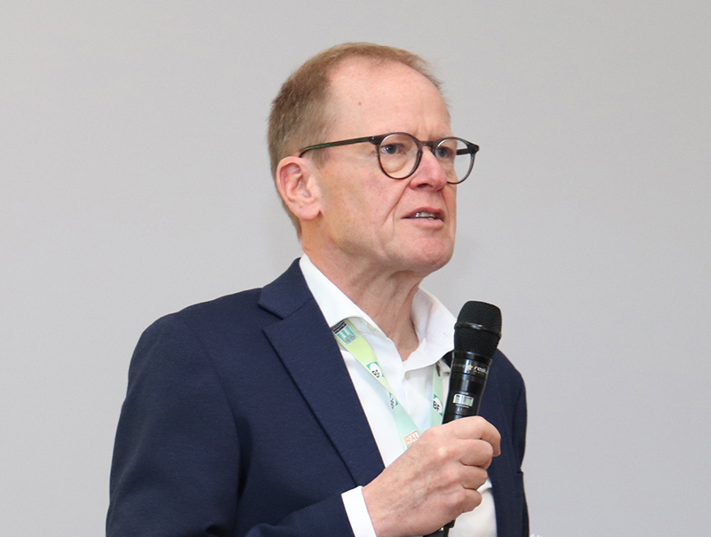 Gastgeber Jochen Gr&ouml;negr&auml;s, Gesch&auml;ftsf&uuml;hrer des Bundesverbandes Flachglas, begr&uuml;&szlig;te die Teilnehmenden und moderierte den Glaskongress. Foto: © Vössing