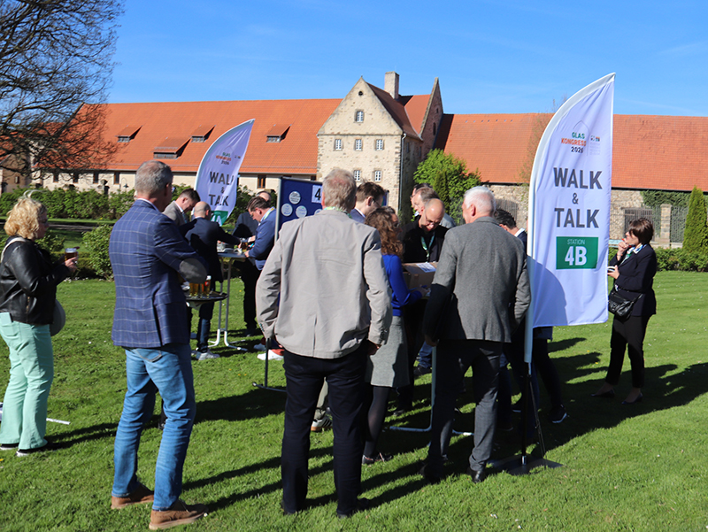Beim Walk&Talk im Klostergarten konnten die Teilnehmenden ihre Einsch&auml;tzungen und Ideen zu vorformulierten Fragestellungen rund um die Zukunft der Bauglasbranche formulieren. Auf Basis der von verschiedenen Stationen zusammengetragenen Ergebnisse soll ein Zukunftsbild erstellt werden. Foto: © Vössing