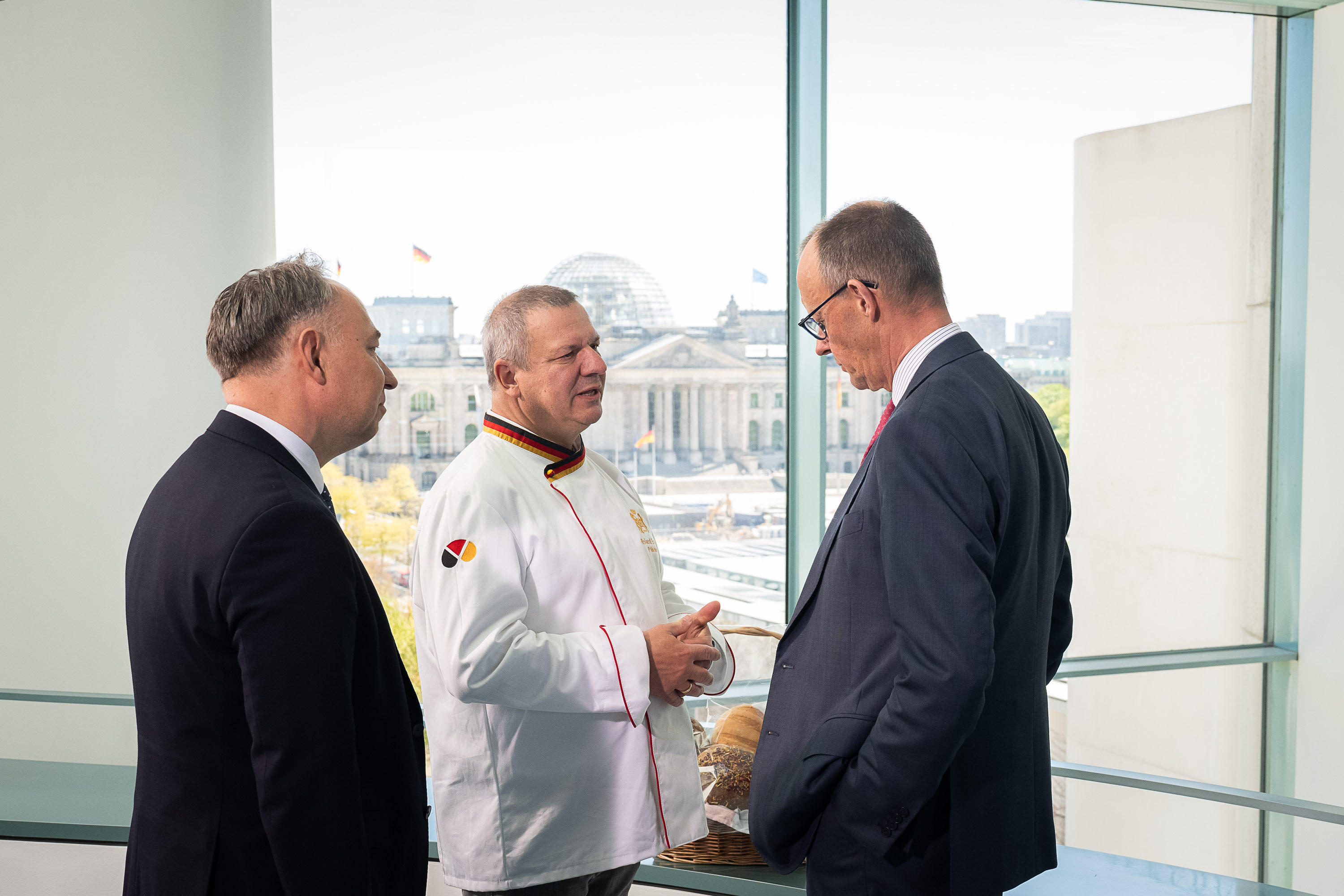 Im Gespr&auml;ch: Hauptgesch&auml;ftsf&uuml;hrer Dr. Friedemann Berg und Pr&auml;sident Roland Ermer berichten Bundeskanzler Friedrich Merz &uuml;ber die aktuelle Lage im B&auml;ckerhandwerk Foto: © Bundesregierung_Steffen Kugler 