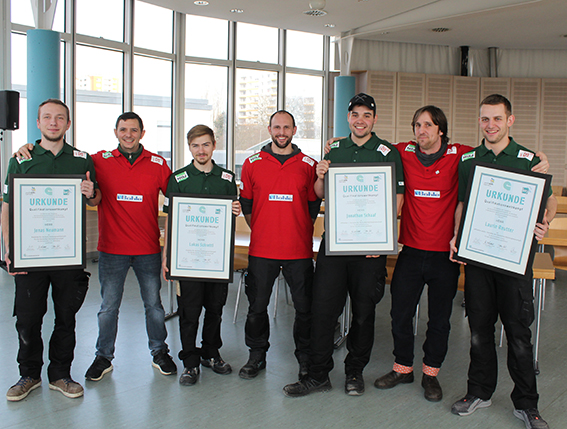 Bundestrainer Jens Erdmann (2. v. r.) und Glasergeselle Jonathan Schaaf (3. v. r.) vertreten das deutsche Glaserhandwerk in Österreich bei den EuroSkills 2020. Foto: © Worldskills Germany/Stephanie Werth