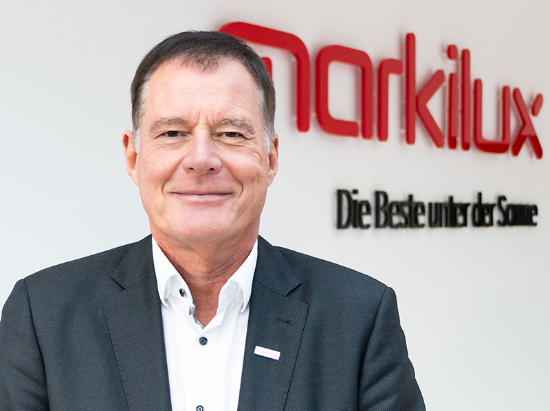 Klaus Wuchner freut sich über die guten Verkaufszahlen der Kassettenmarkise. Foto: © Markilux
