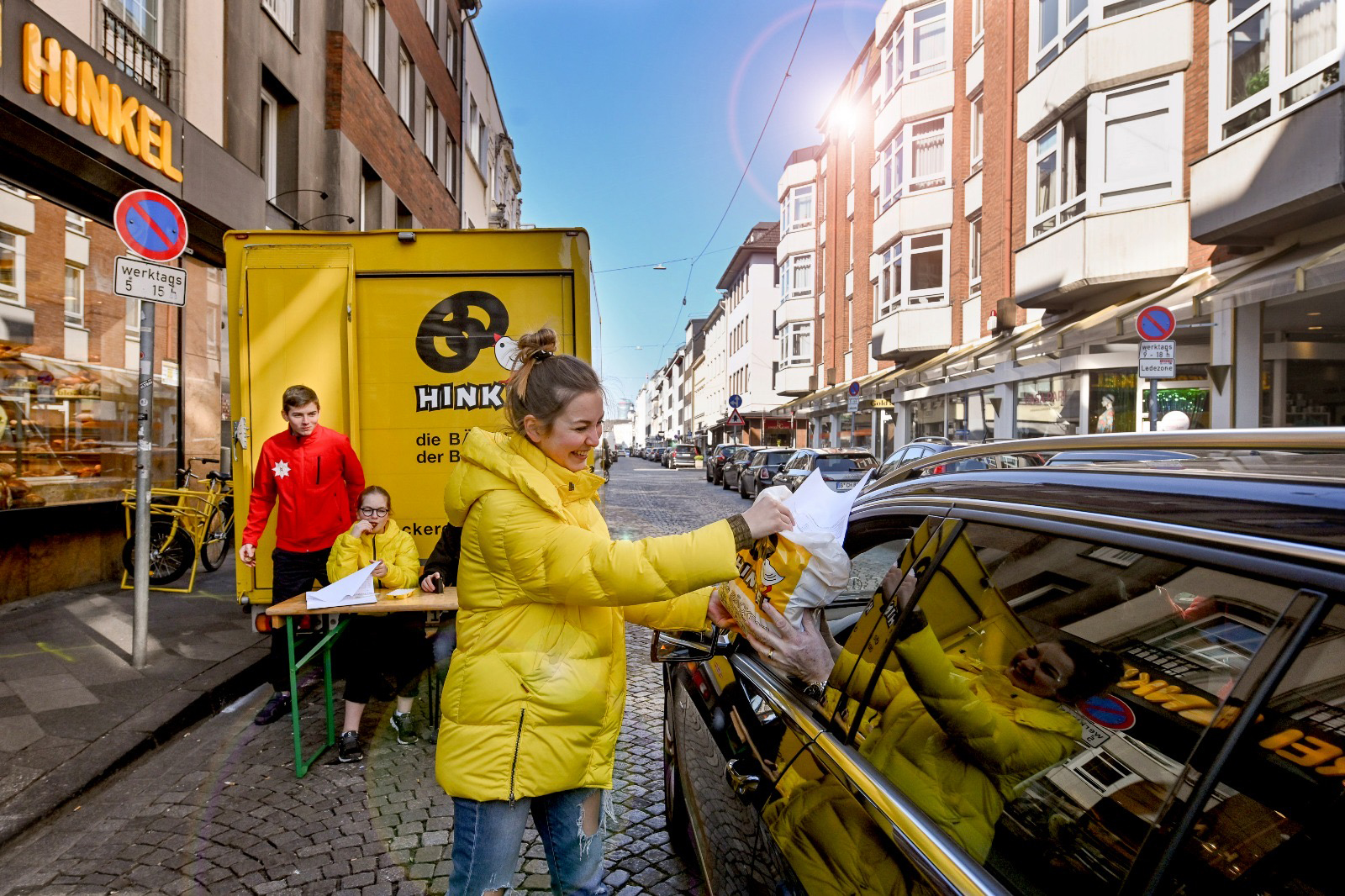 Der Drive-In-Verkauf der Düsseldorfer Bäckerei Josef Hinkel. Die Familie hilft mit. Foto: © Bäckerei Josef Hinkel