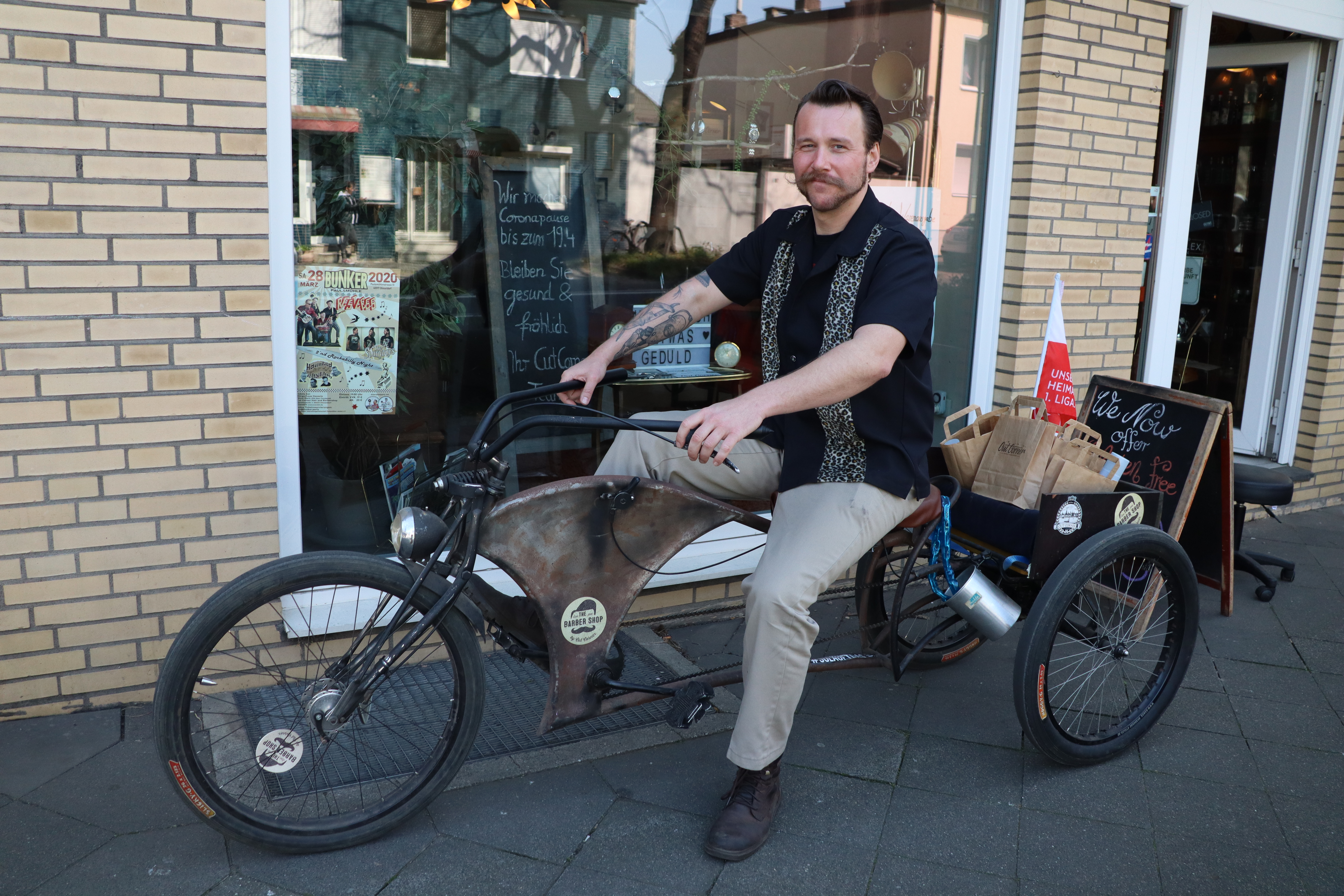 Wenn er nicht gerade Spenden annimmt, dann liefert Friseur André Lichtenscheidtmit seiner dicken Berta, so nennt er liebevoll sein Lastenfahrad, kostenlos Bestellungen aus. Der Online-Shop ist pünktlich zum Corona-Shutdown fertig geworden. Foto: © Kirsten Freund
