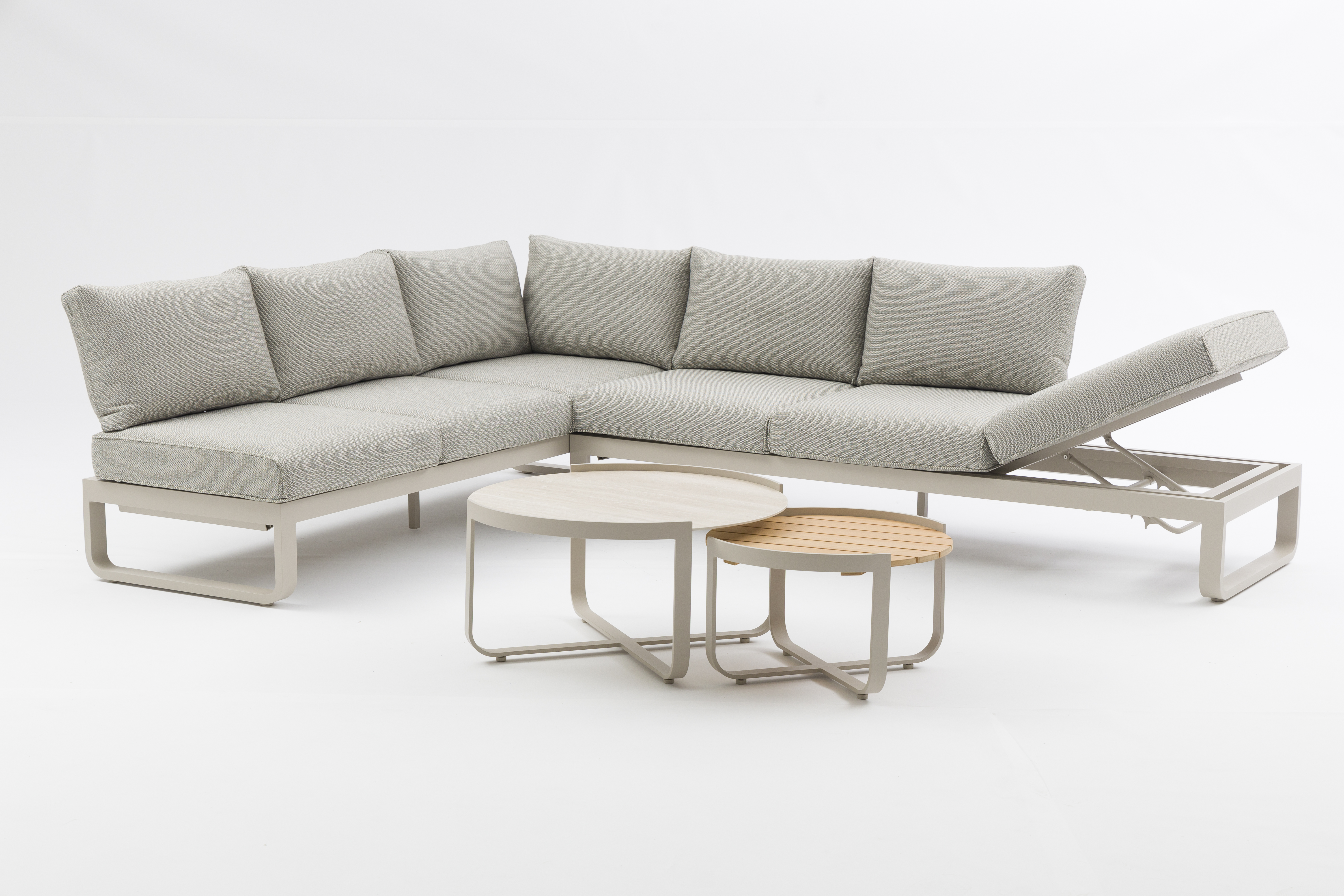 Ob als weitl&auml;ufige Lounge-Landschaft, stilvolle Eckl&ouml;sung oder behaglicher R&uuml;ckzugsort zum Lesen und Entspannen &ndash; die modulare Lounge steht f&uuml;r grenzenlose Gestaltungsfreiheit. Foto: © Zebra