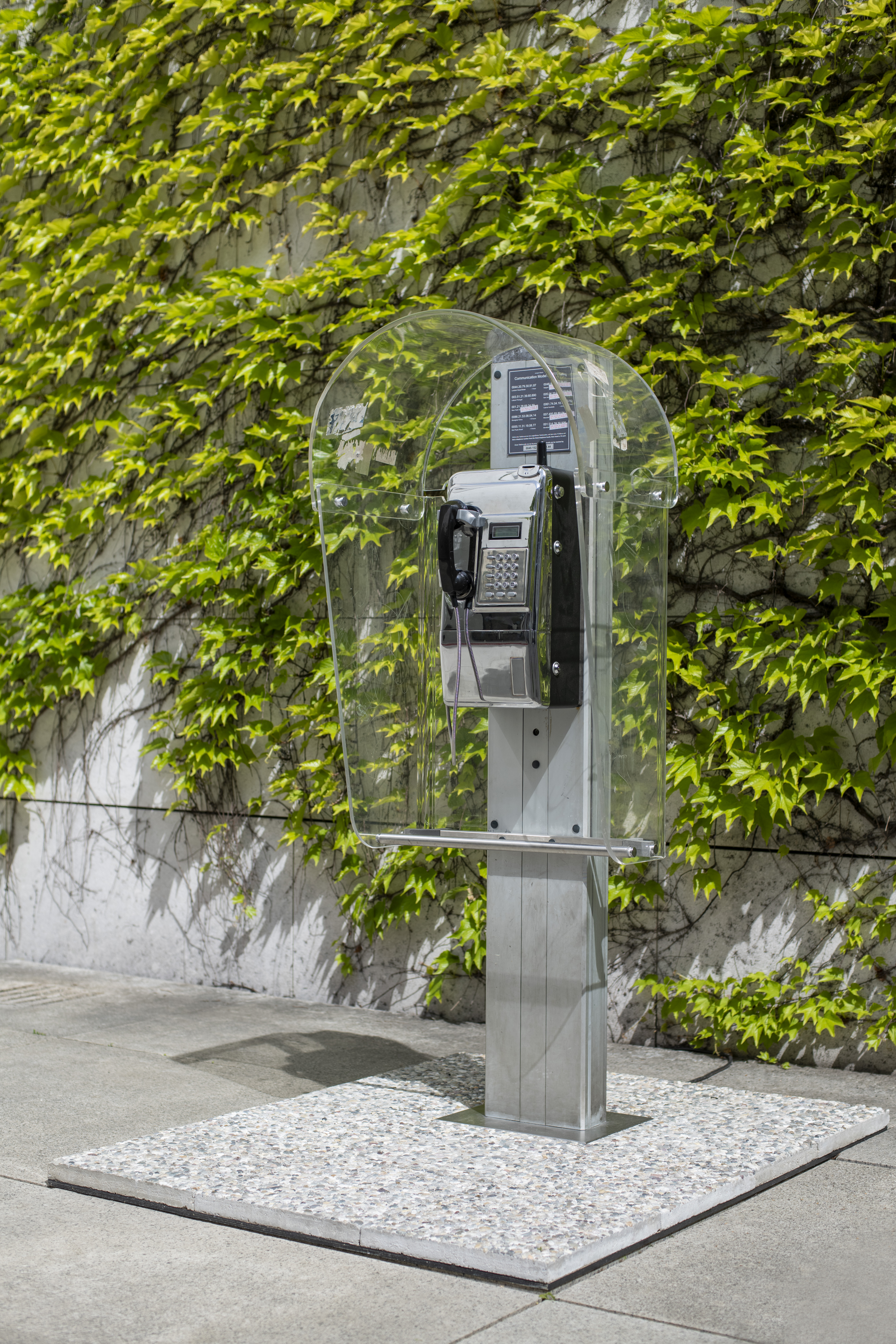 Telefonzelle von Juergen Staack: Wer befindet sich am anderen Ende der Leitung? Foto: © Bundeskunsthalle/Sarah Larissa Heuser