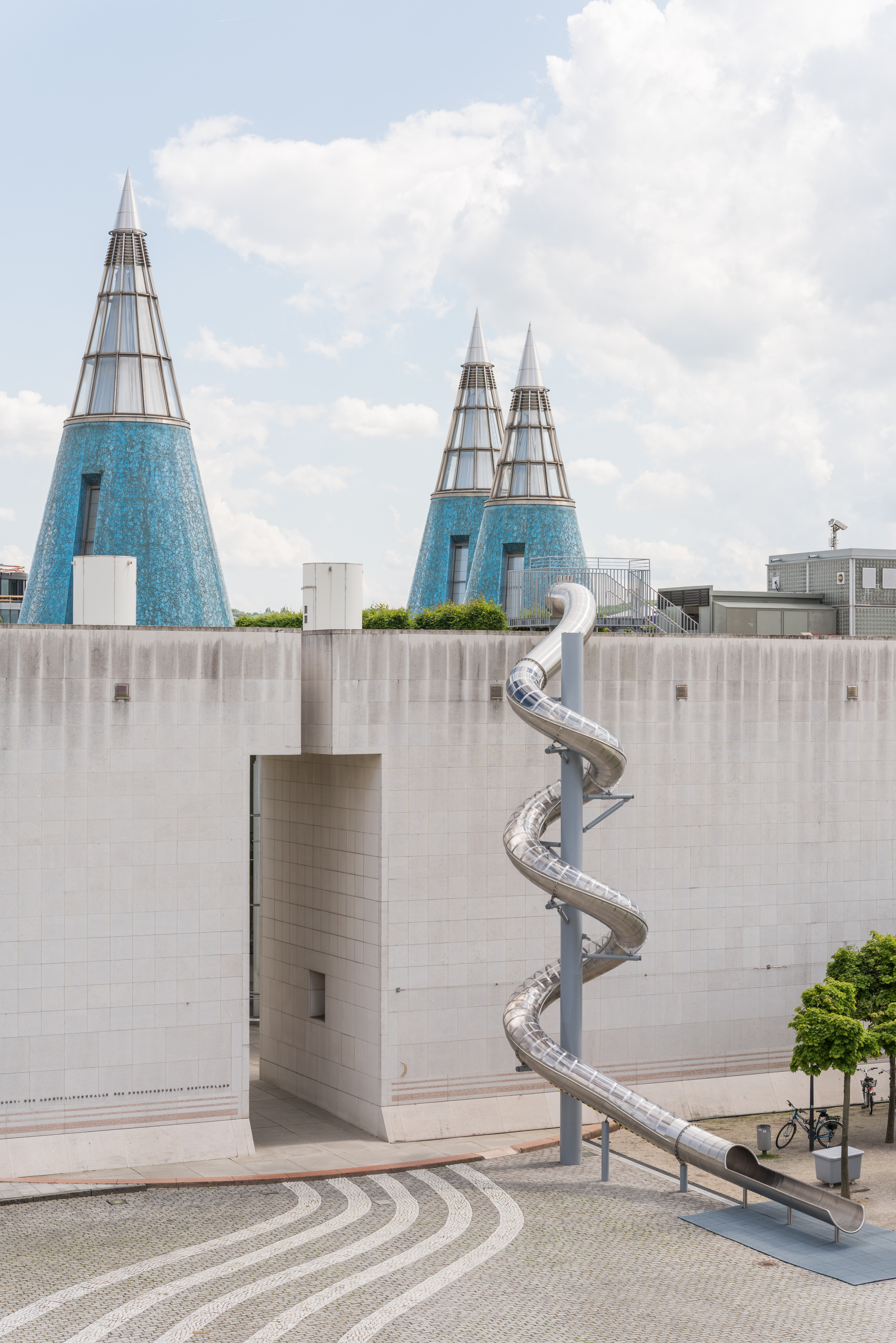 Die 'Bonner Rutschbahn' aus Edelstahl und Polykarbonatvon Carsten H&ouml;ller. Foto: © Bundeskunsthalle/Laurin Schmid/BILDKRAFTWERK