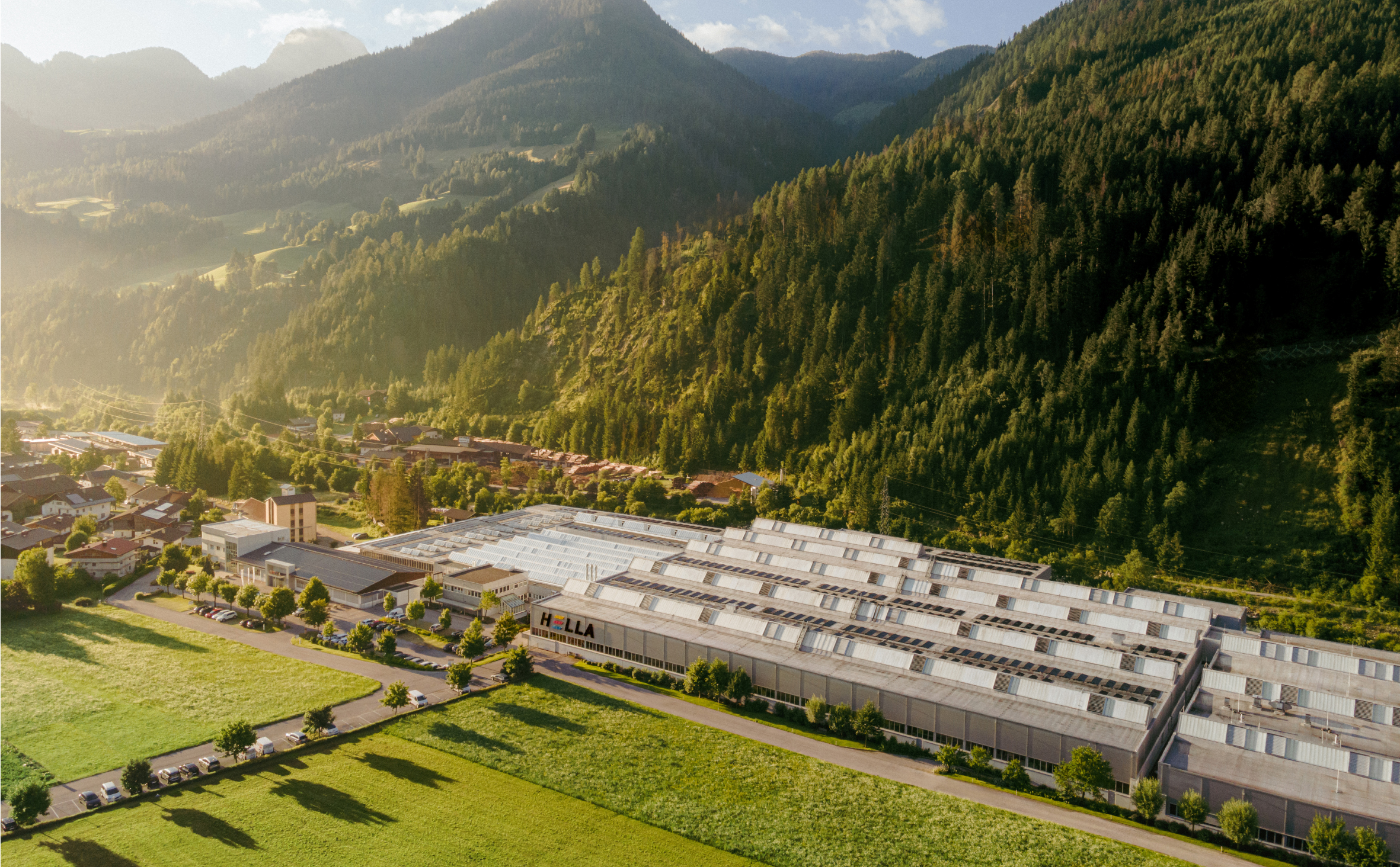 Das Unternehmen verfolgt das Ziel, den eigenen &ouml;kologischen Fu&szlig;abdruck weiter zu minimieren &ndash; die Konzernzentrale in Abfaltersbach produziert bereits heute mehr Energie, als sie verbraucht. Foto: © Hella