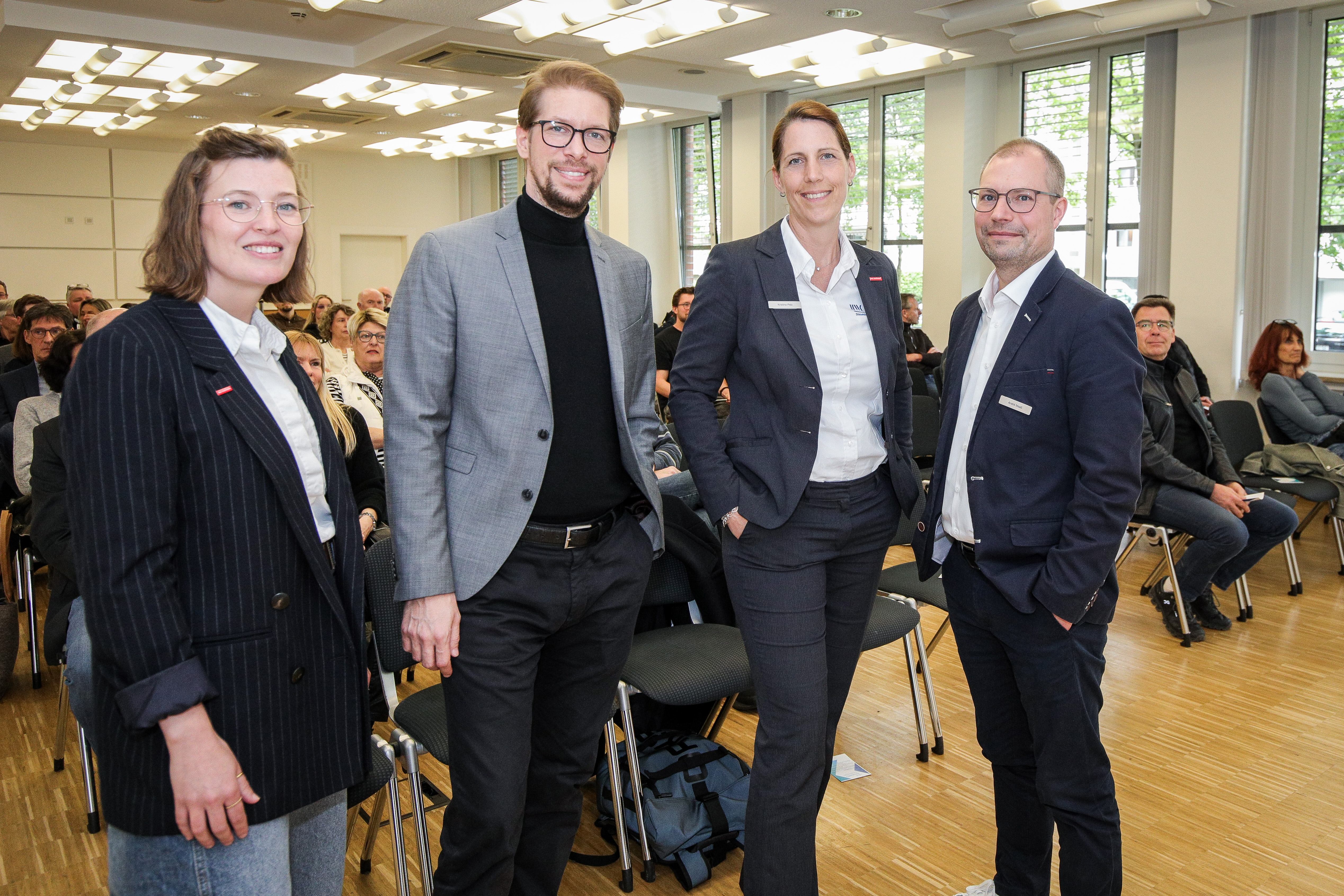 Beim Aktionstag Cybersecurity: Hanna Middendorf, Beratungsstelle f&uuml;r Innovation und Technologie (BIT), Alexandros Manakos, Apollon Security, Kristina Pelz, Abteilungsleiterin Betriebswirtschaftliche Beratung und Andr&eacute;-Alexander Maa&szlig;, Betriebsberater HWK D&uuml;sseldorf ( von links). Foto: © Hans-Jürgen Bauer für HWK Düsseldorf