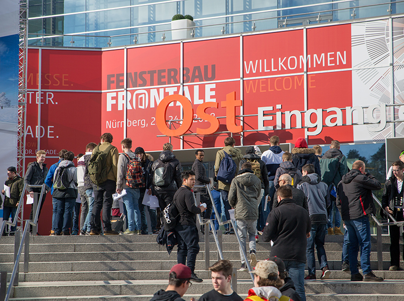 Für Branchenteilnehmer sind das Knüpfen neuer Geschäftskontakte, persönliche Begegnungen und Networking unersetzlich. Foto: © NürnbergMesse / Thomas Geiger