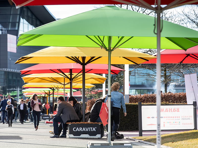 Eine 150 Meter lange und bunte Schirmallee lud zum Verweilen ein. Foto: © Messe Stuttgart