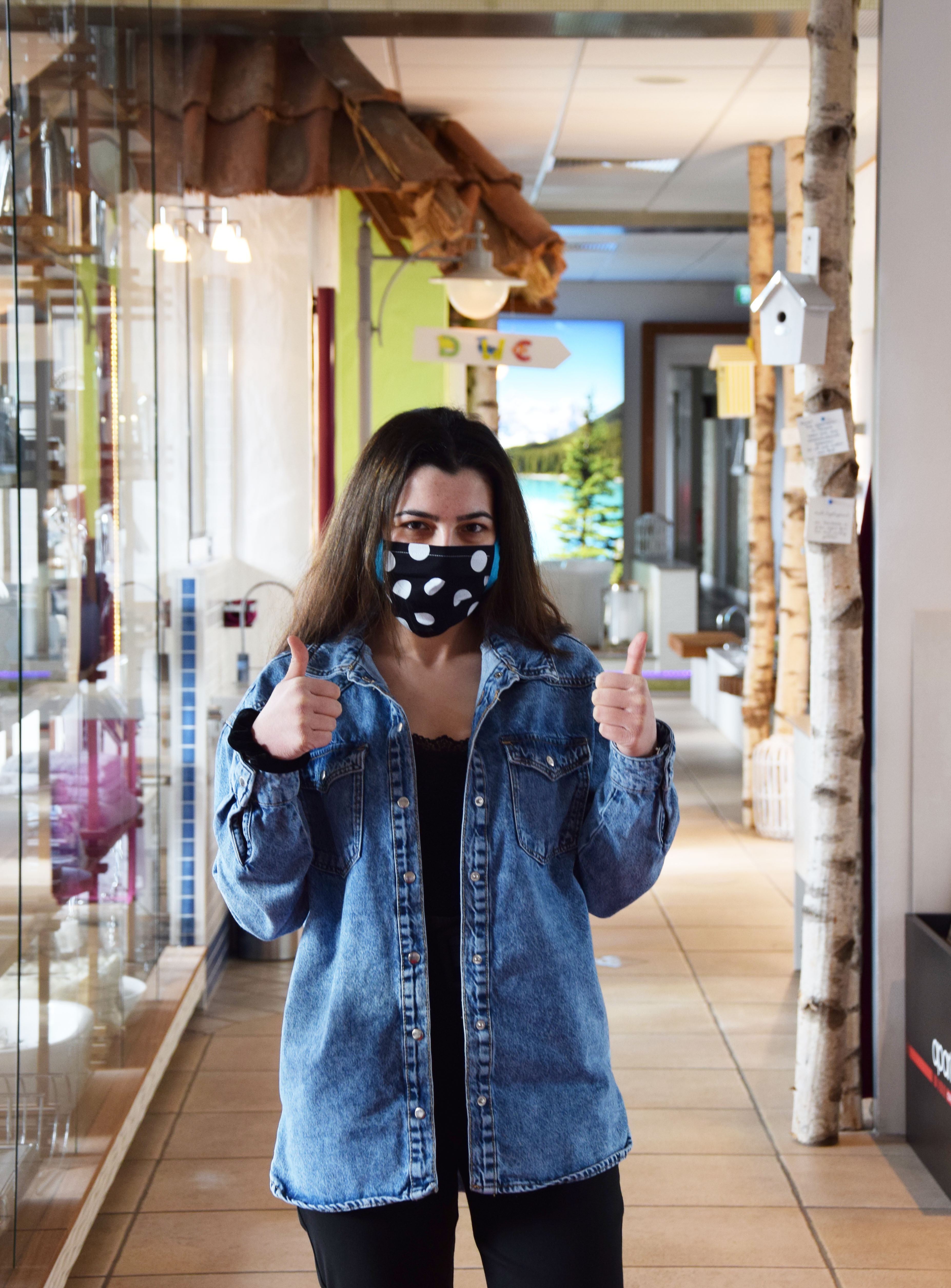 Auszubildende Julian Pallasch präsentiert ihre neue Maske. Foto: © Hasenkamp
