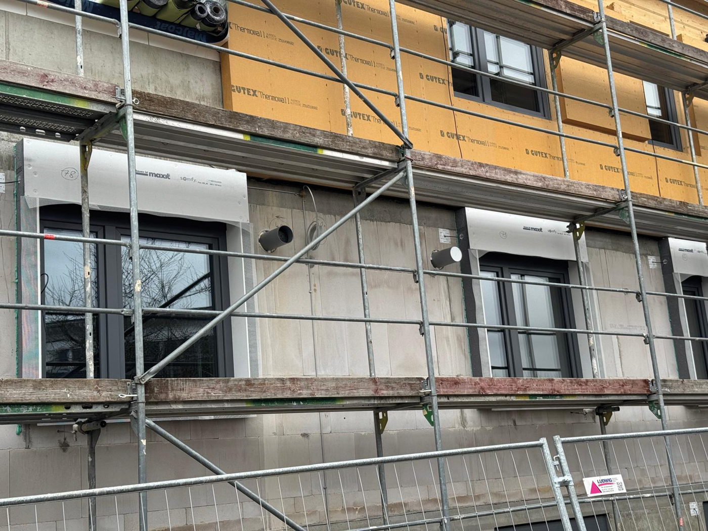 Vorgefertigt, passgenau, zeitsparend: Die Sonnenschutzzarge wird komplett vormontiert auf die Baustelle geliefert und direkt in das WDVS eingesetzt. Foto: © iWDVS