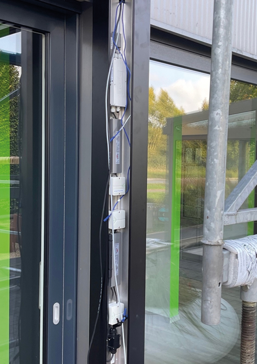 Am E-Board, das samt aller anderen Kabel nach der Montage in den Aluminium-Profilen verschwindet, b&uuml;ndelt sich die gesamte Elektronik. Foto: © TS Aluminium