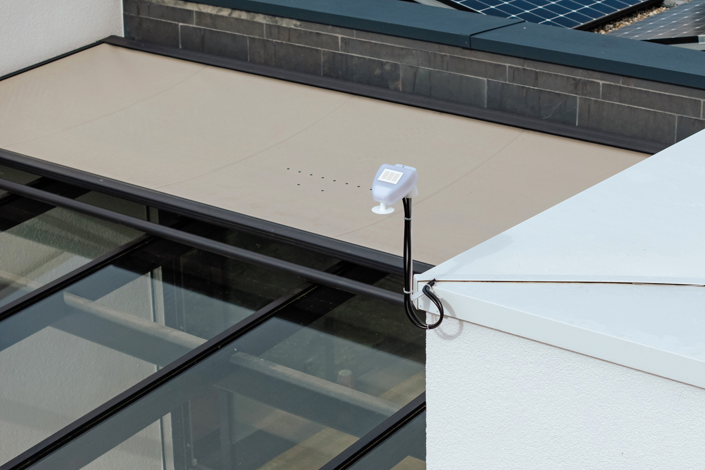 Die Daten der Wetterstation bilden die Grundlage f&uuml;r die automatische Steuerung von Beschattung und Raumklima. Foto: © Elsner Elektronik