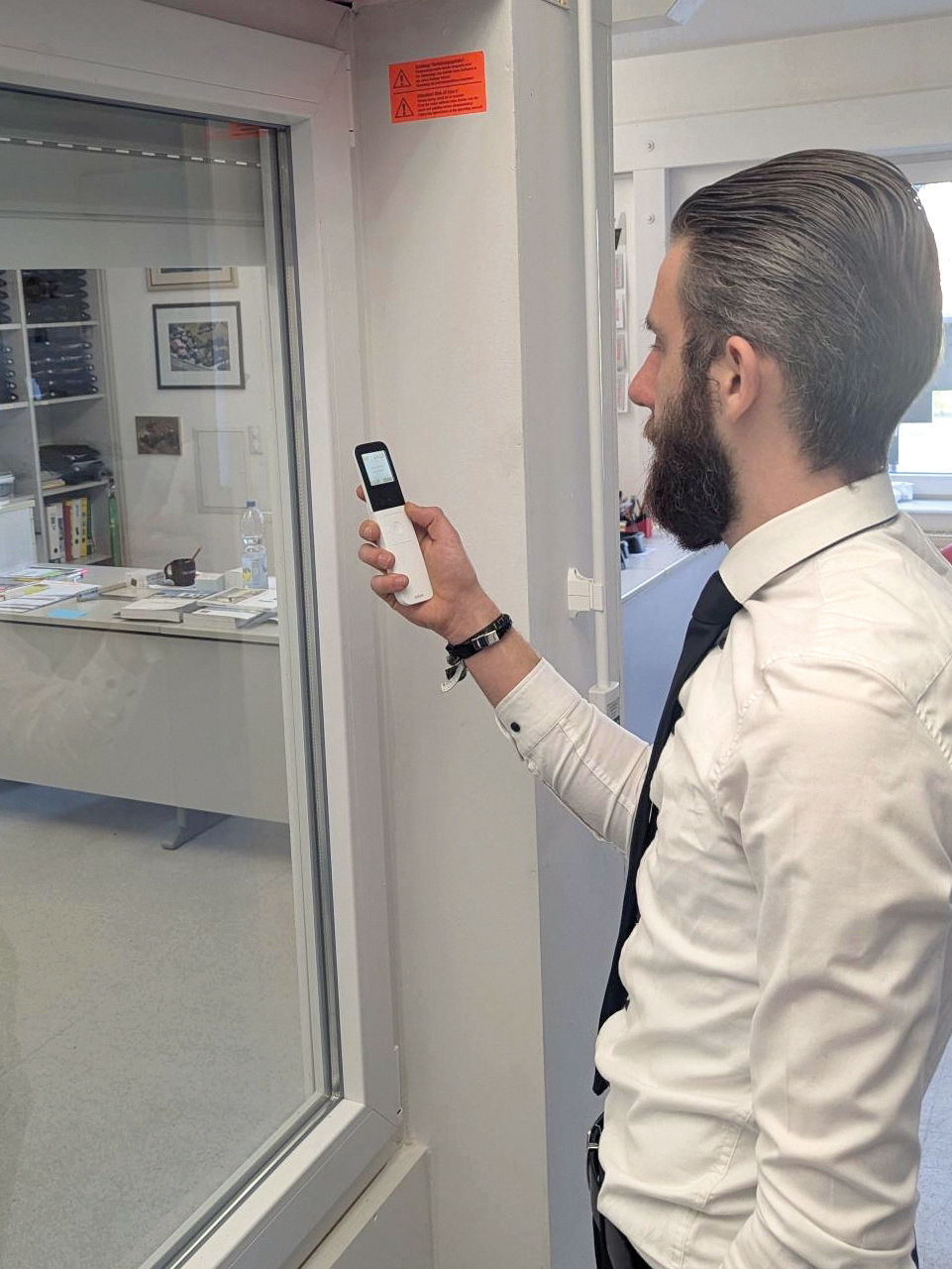 Marc Kretzschmar: Die in Haptik und Optik neu gedachten Handsender sehen super aus und warten mit &auml;u&szlig;erst interessanten Verbesserungen auf. Foto: © Selve