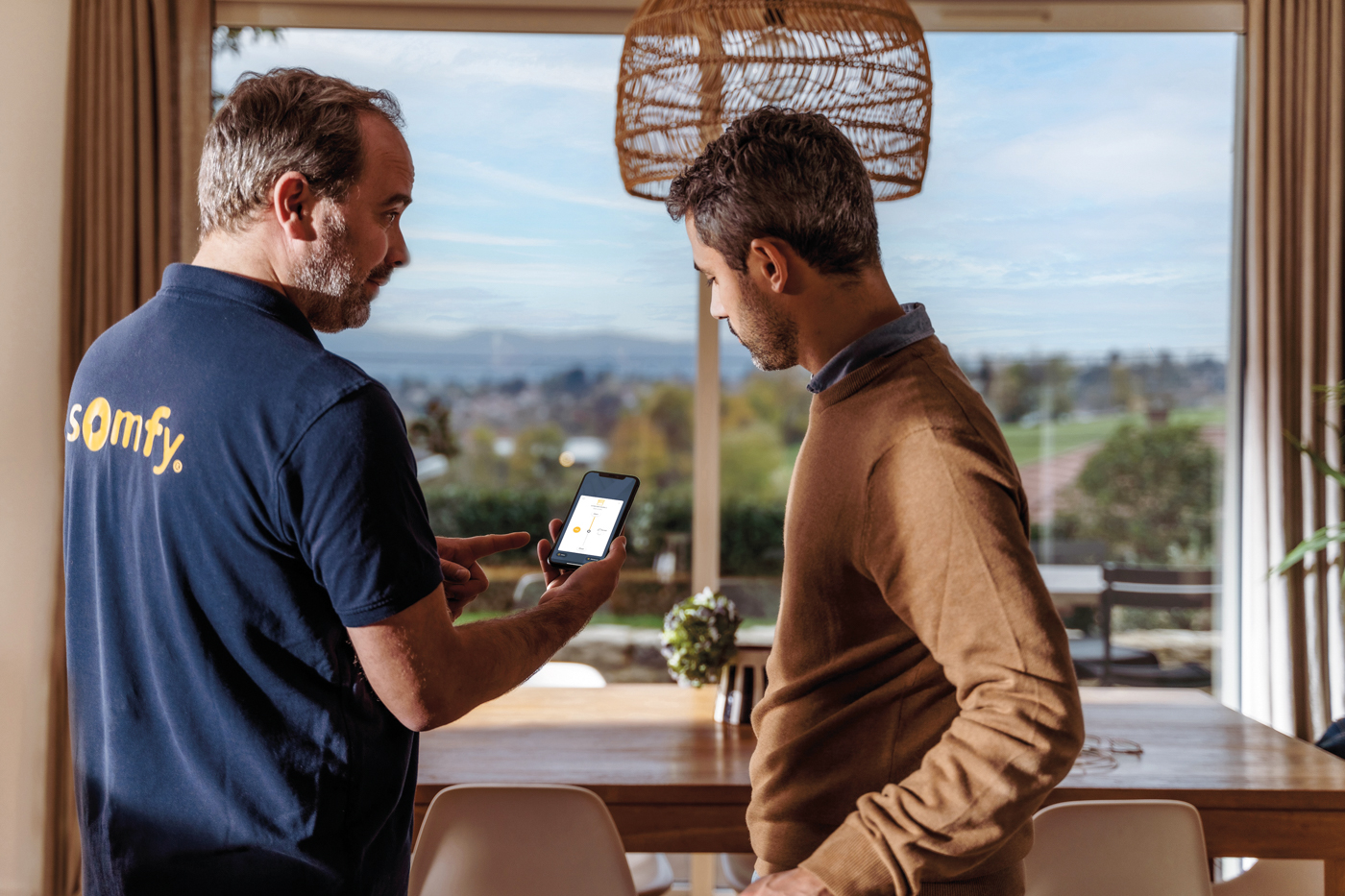 Die passende Antwort auf den Klimawandel: Automatisierte Fenster-Komplettl&ouml;sungen halten Innenr&auml;ume bei Hitzewellen bis zu sieben Grad k&uuml;hler und erm&ouml;glichen im Winter Heizkosteneinsparungen von bis zu 30 Prozent. Foto: © Somfy
