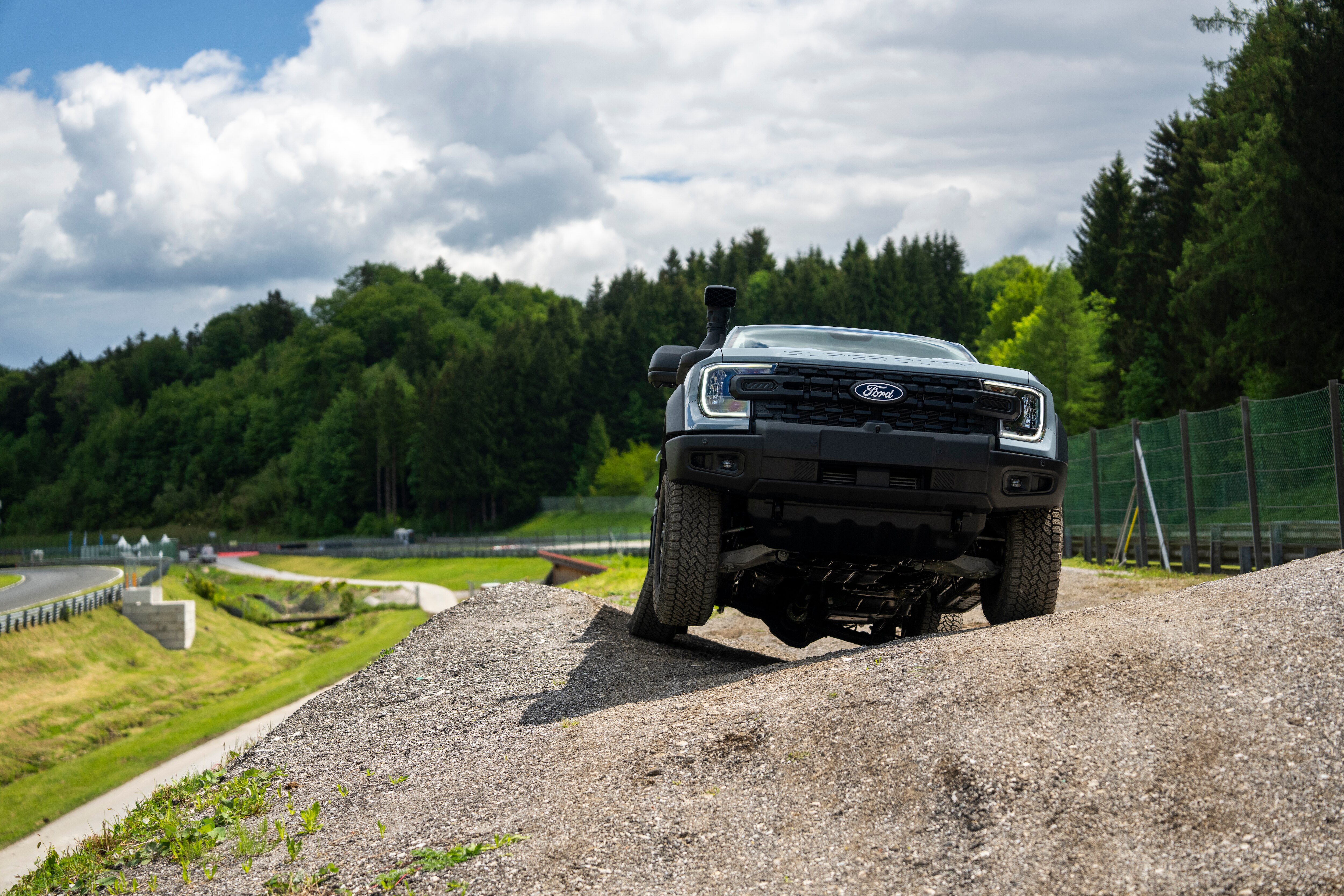 Hat knapp 300 Millimeter Bodenfreiheit und eine Wattiefe von bis zu 850 Millimeter: der Ford Ranger Super Duty. Foto: © Ford