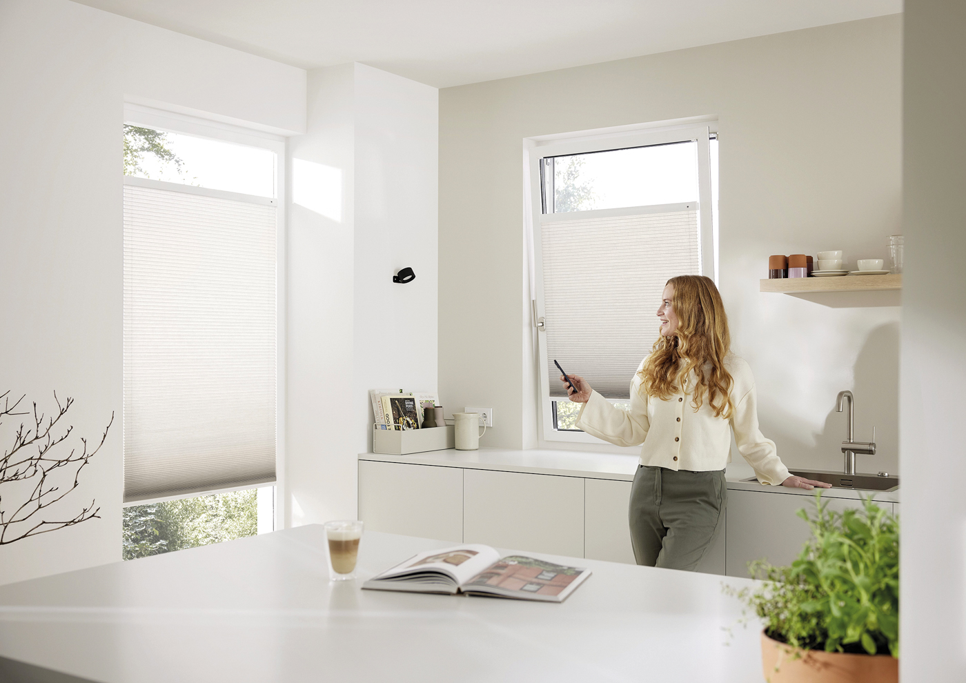 Innovative Bediensysteme kombinieren eine manuelle und motorisierte Steuerung und erm&ouml;glichen eine pr&auml;zise Regulierung von Licht und Blendung. Foto: © Hunter Douglas
