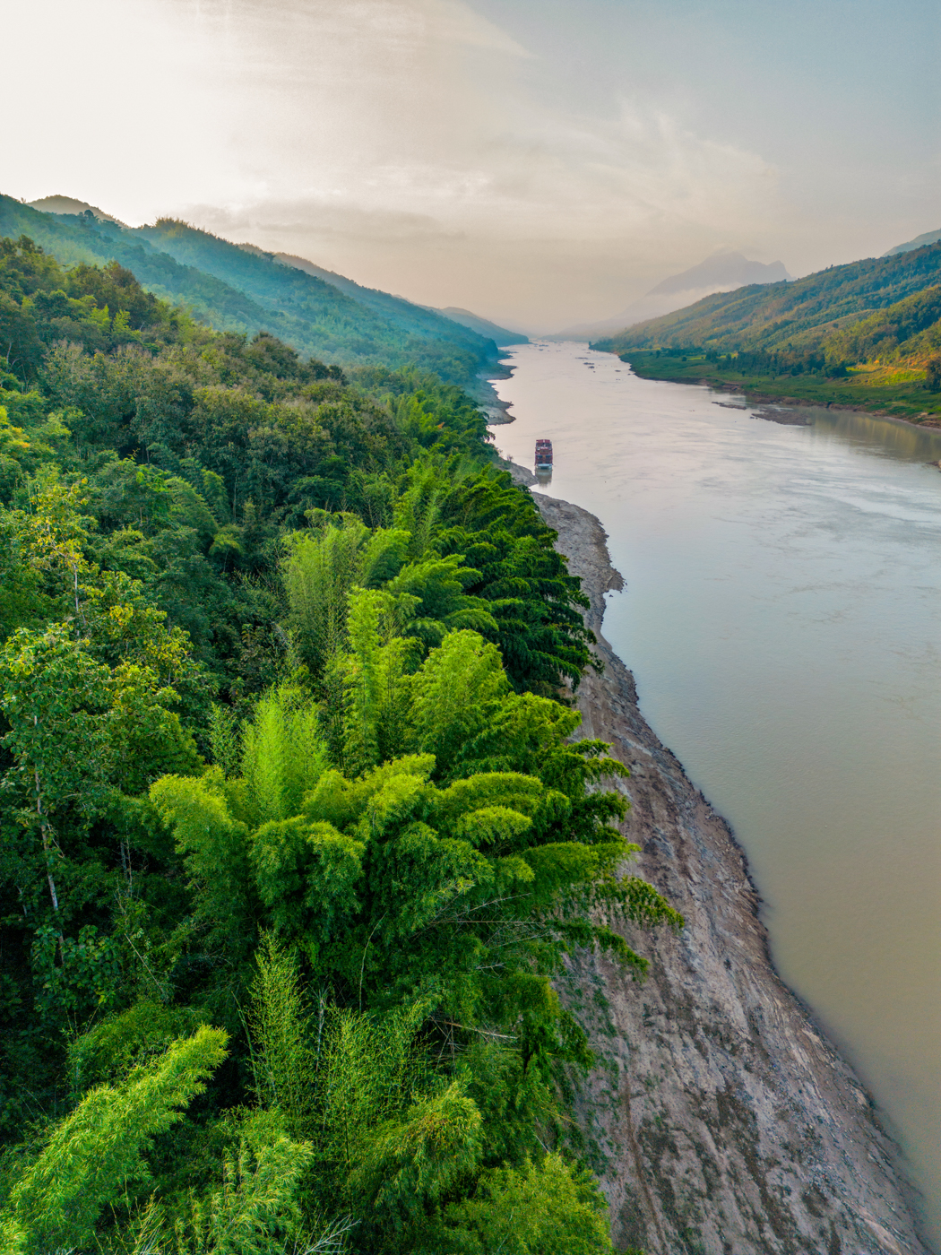 Das Ufer des &shy;Mekongs entlang der laotischen K&uuml;ste wechselt sich mit dichtem Dschungel und weitl&auml;ufigen Sandb&auml;nken ab. Foto: © Sabine Meeßen