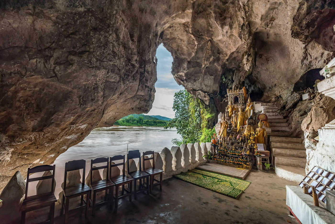 Die Pak Ou H&ouml;hlen beherbergen tausende Buddha-Statuen. Vor allem zum Neujahrsfest kommen viele Besucher. Foto: © Claus Hansen