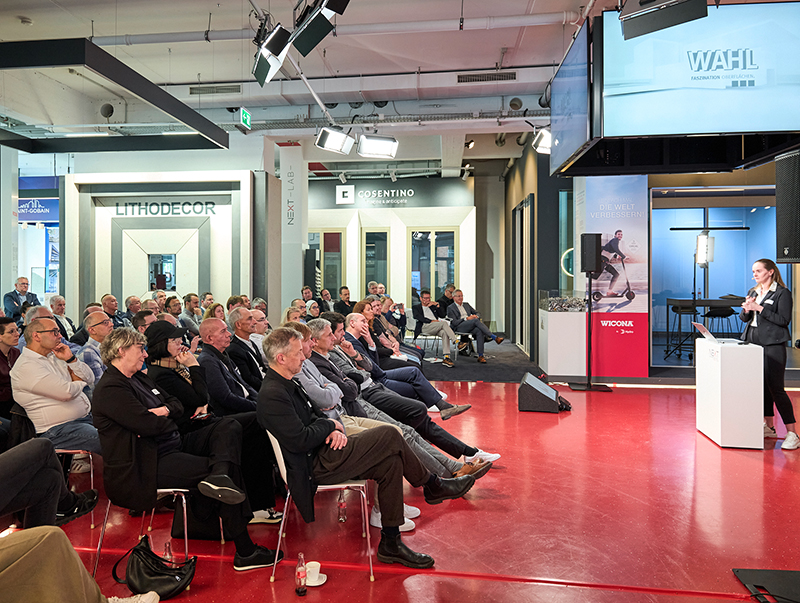 Am Puls der Branche: Der Fachdialog Fassadenplanung stie&szlig; auf gro&szlig;es Interesse &ndash; sowohl im NEXT Studio als auch im Livestream. Foto: © Mediashots / WICONA