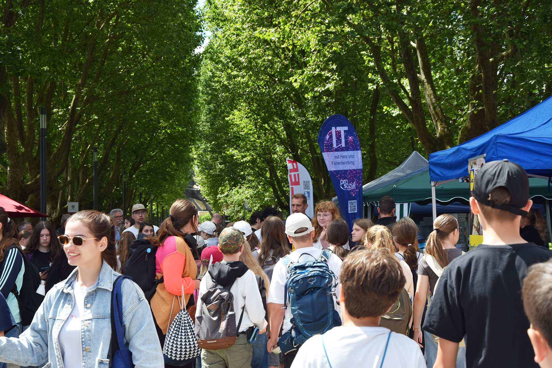 Buntes Treiben am Deutschen Eck: Bei den Azubispots in Koblenz nutzten die Sch&uuml;ler die Gelegenheit, regionale Betriebe und ihre Ausbildungsberufe kennenzulernen. Foto: © HwK Koblenz