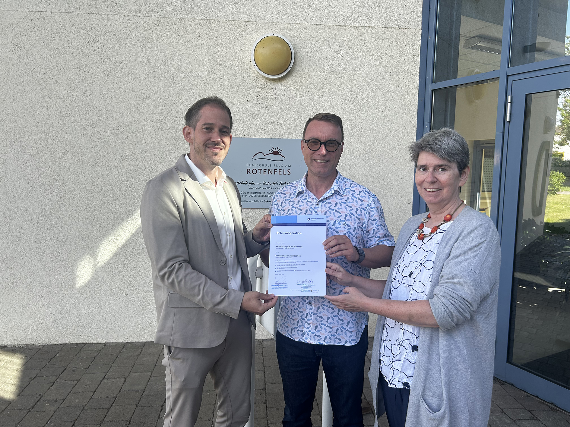Kooperationsvereinbarung mit dem Ziel, die Berufsorientierung gemeinsam zu st&auml;rken (v. l.): Jens Fiedermann, Leiter des Ausbildungswesens der HwK Koblenz, Martin Kirr-Opitz, Konrektor und Didaktischer Koordinator der RS plus am Rotenfels, und Heike Lambach, Projektmitarbeiterin der HwK Koblenz, freuen sich auf die Zusammenarbeit. Foto: © HwK Koblenz/Heike Lambach