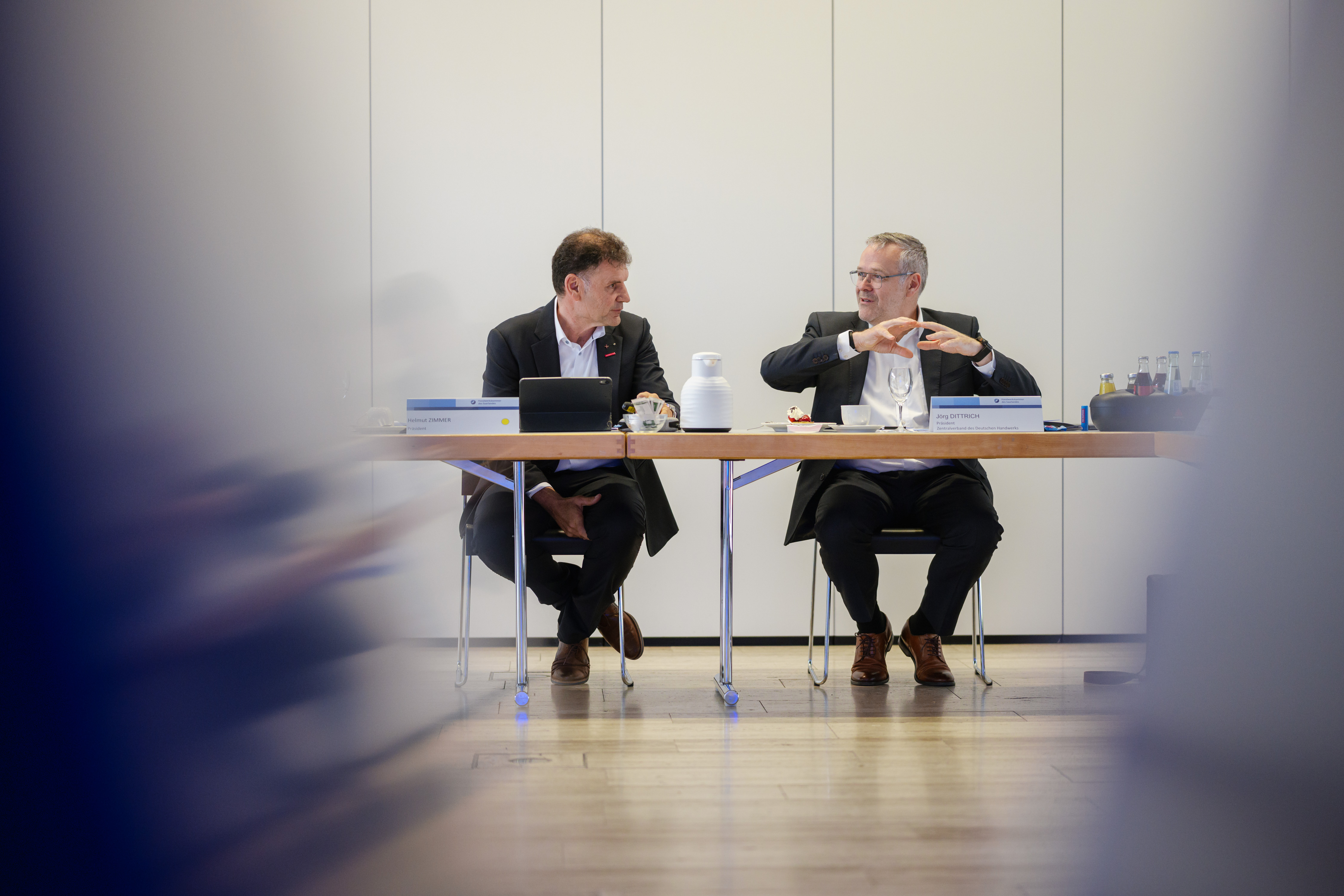 ZDH-Pr&auml;sident J&ouml;rg Dittrich (r.) und HWK-Pr&auml;sident Helmut Zimmer. Foto: © Oliver Dietze