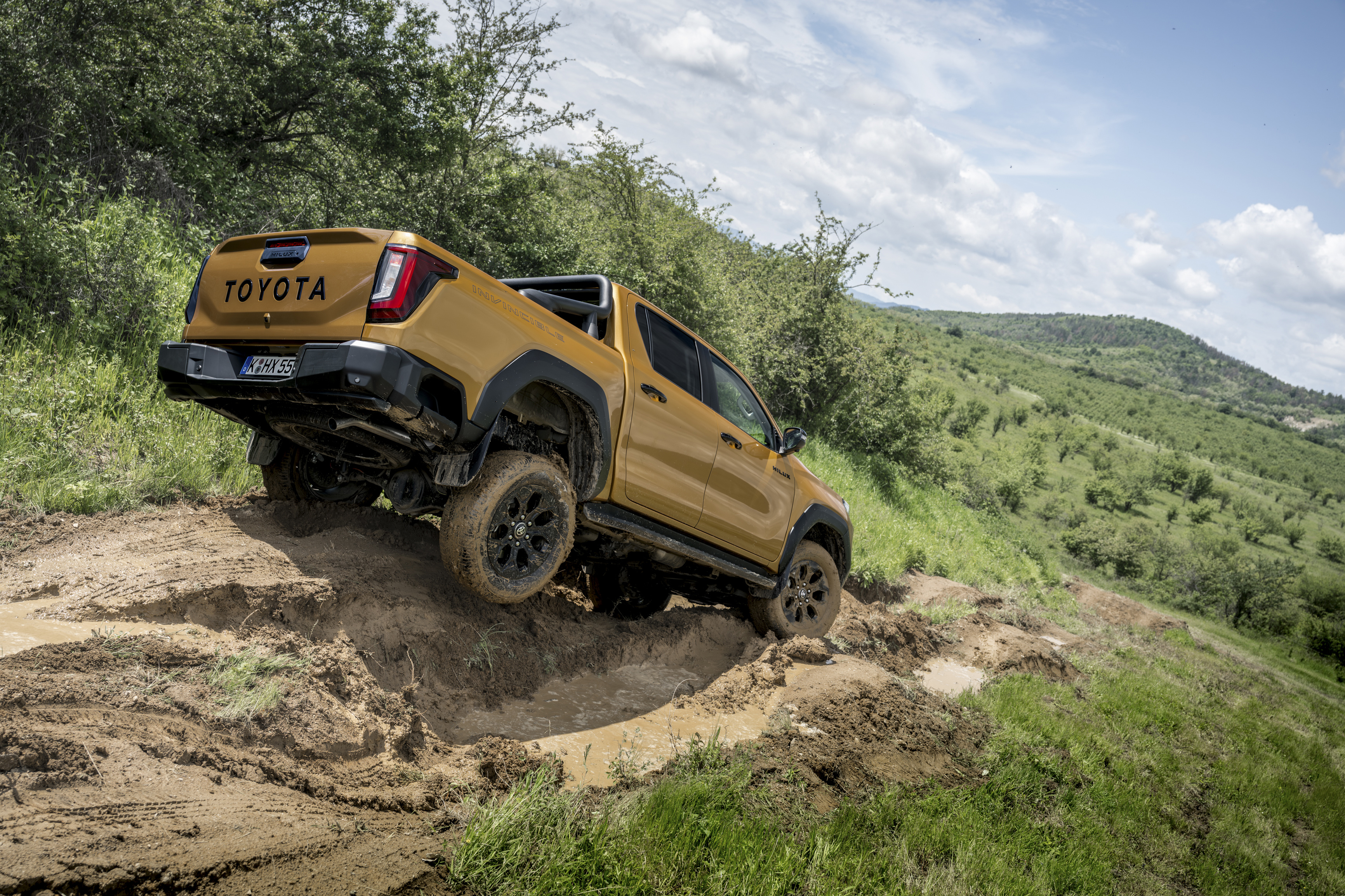 Selbst schweres Gel&auml;nde meistert der Toyota souver&auml;n. Foto: © Toyota