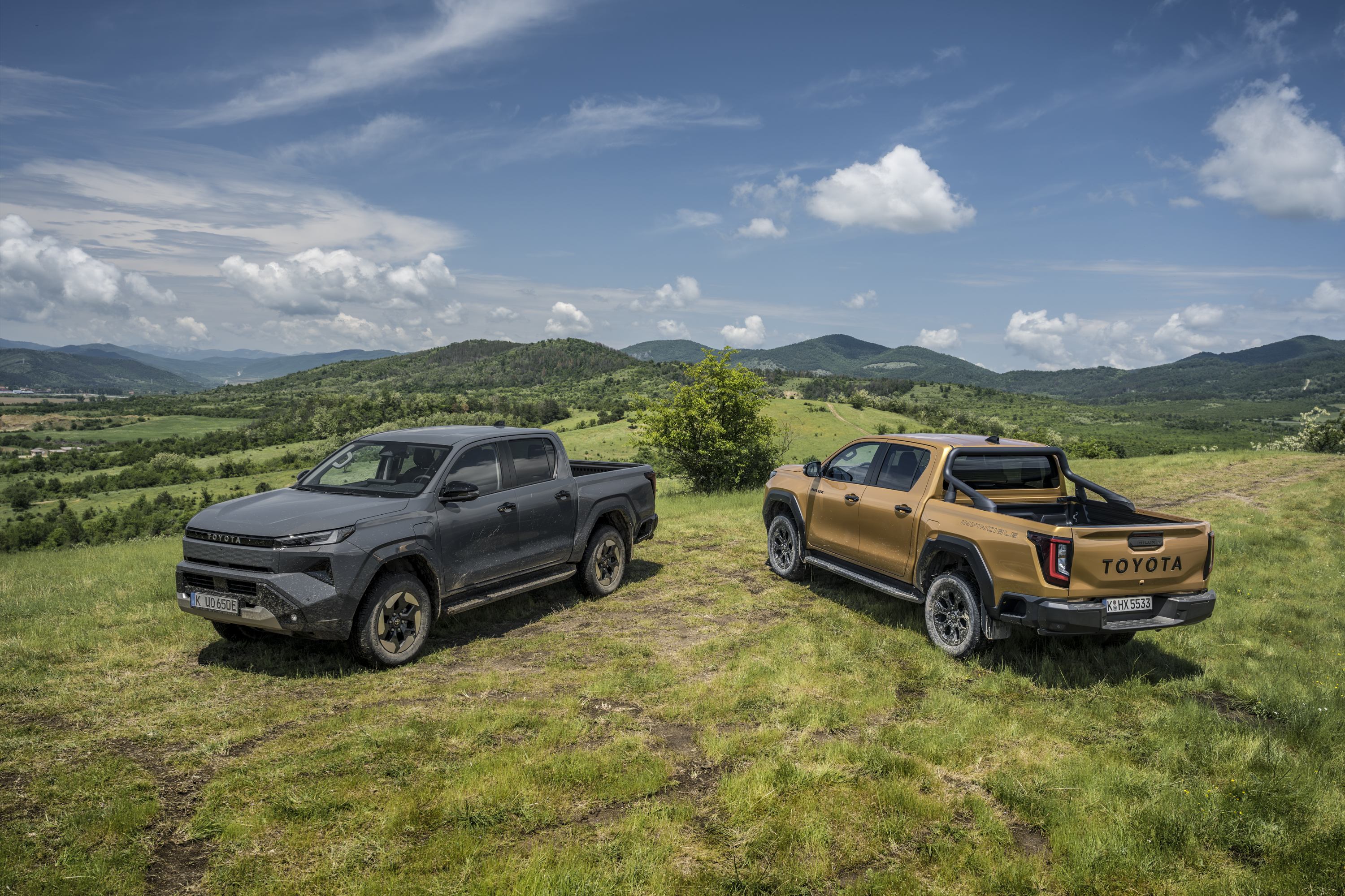 Links die Elektrovariante, rechts der Hilux mit Dieselmotor. Foto: © Toyota