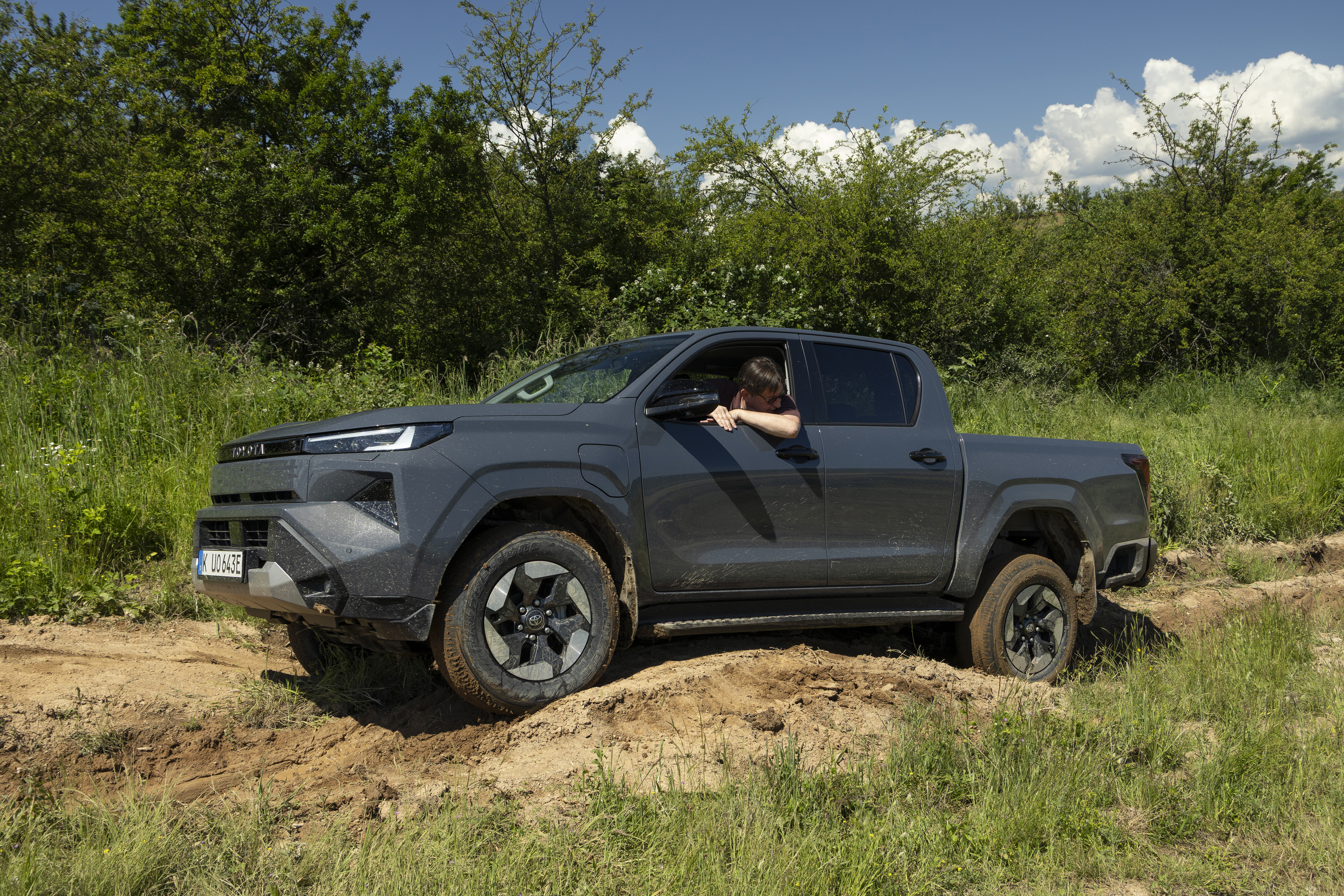 Auch mit etwas weniger Bodenfreiheit &uuml;berzeugt der Elektro-Hilux im Offroad-Einsatz. Foto: © Toyota