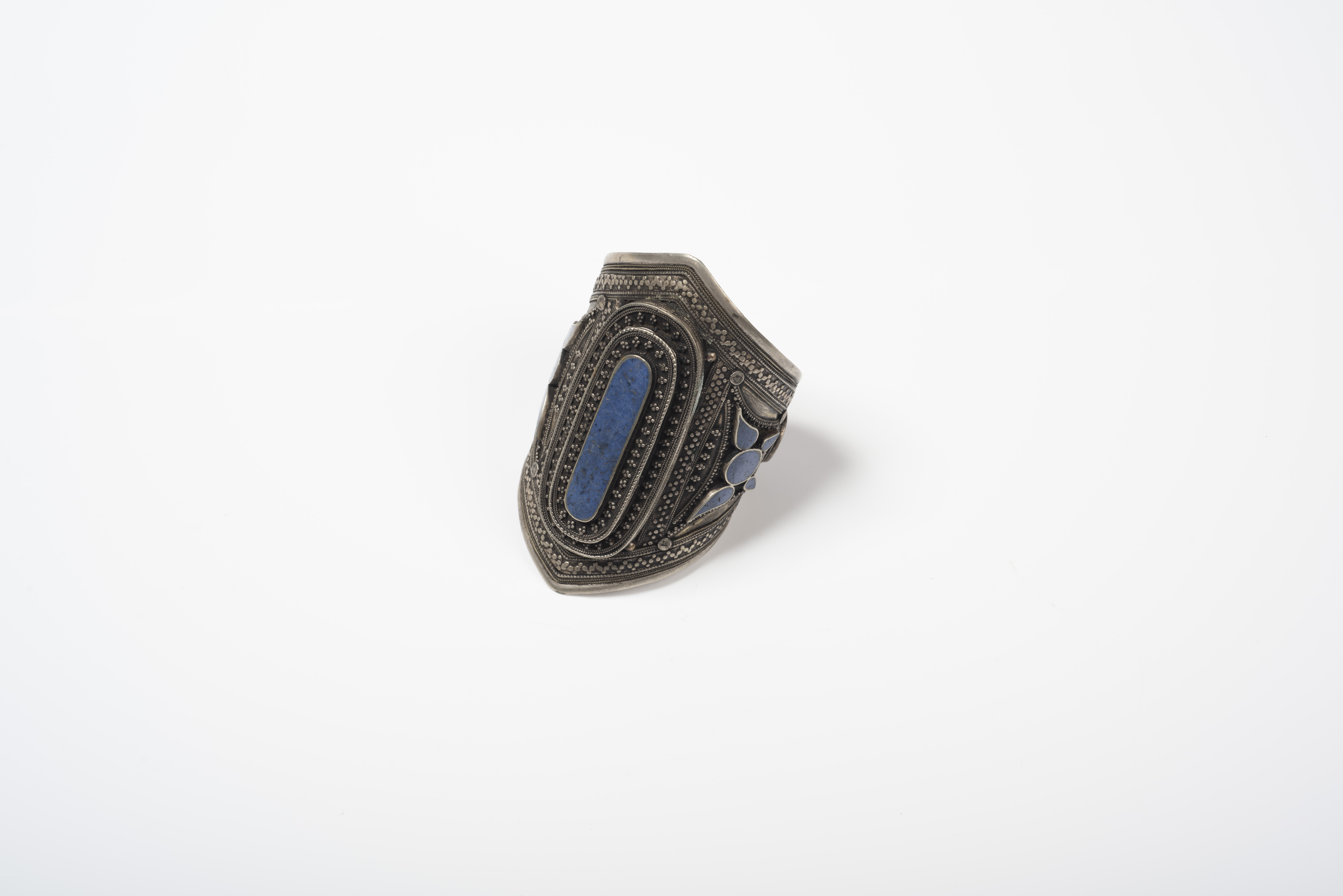 Aus der Sammlung von Eva und Peter Herion im Schmuckmuseum: Armreif aus Silber und Lapislazuli aus Tiznit, Marokko. Foto: © Petra Jaschke