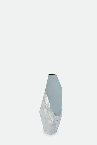 Silber, geschmiedet, montiert, teils geschliffen: die Vase 'Roca' von Andreas Decker, 2024. Foto: © Andreas Decker