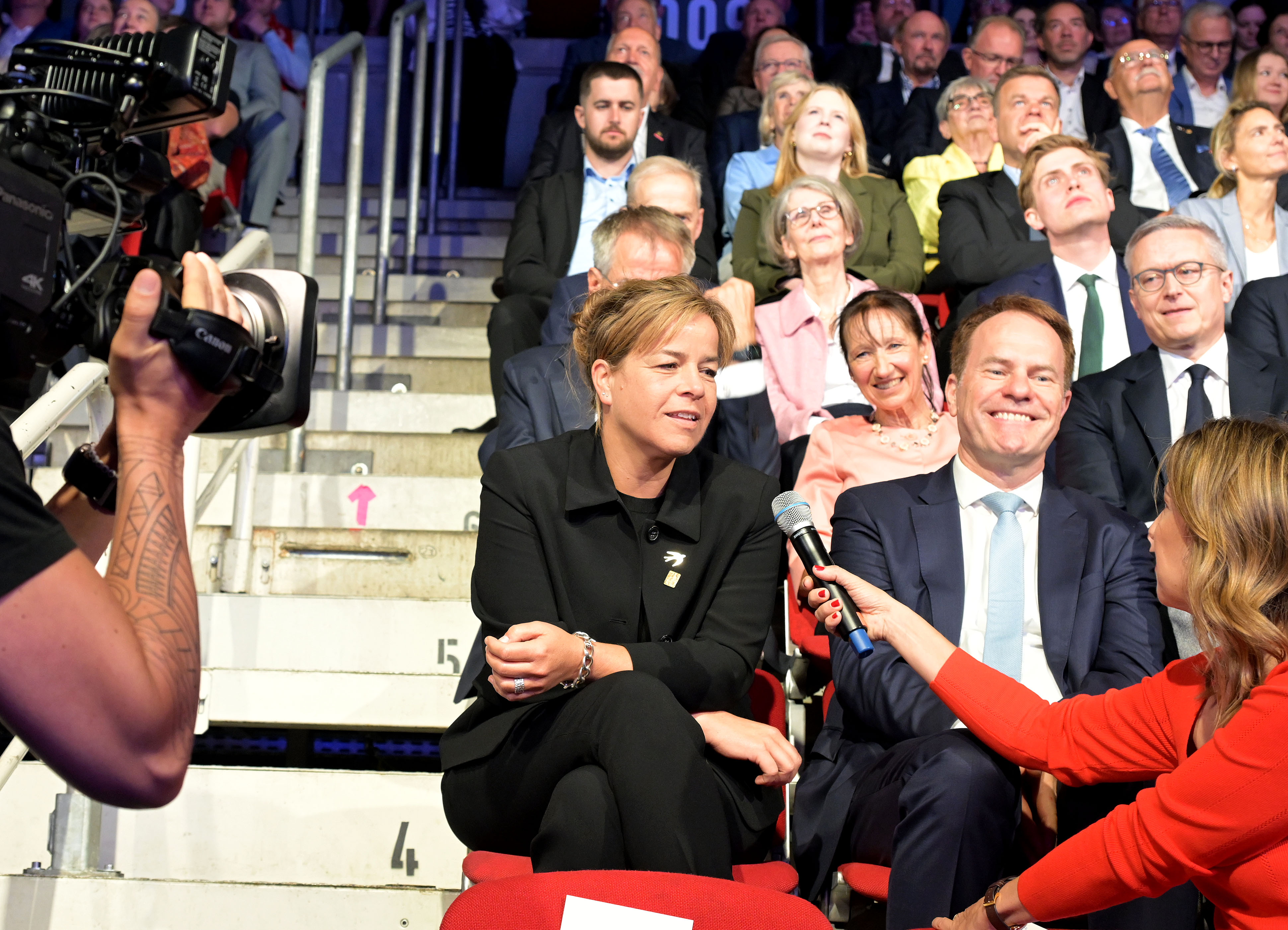 Wirtschaftsministerin Mona Neubaur war unter den Ehreng&auml;sten und wurde von Moderatorin Catherine Vogel interviewt. Foto: © Wilfried Meyer