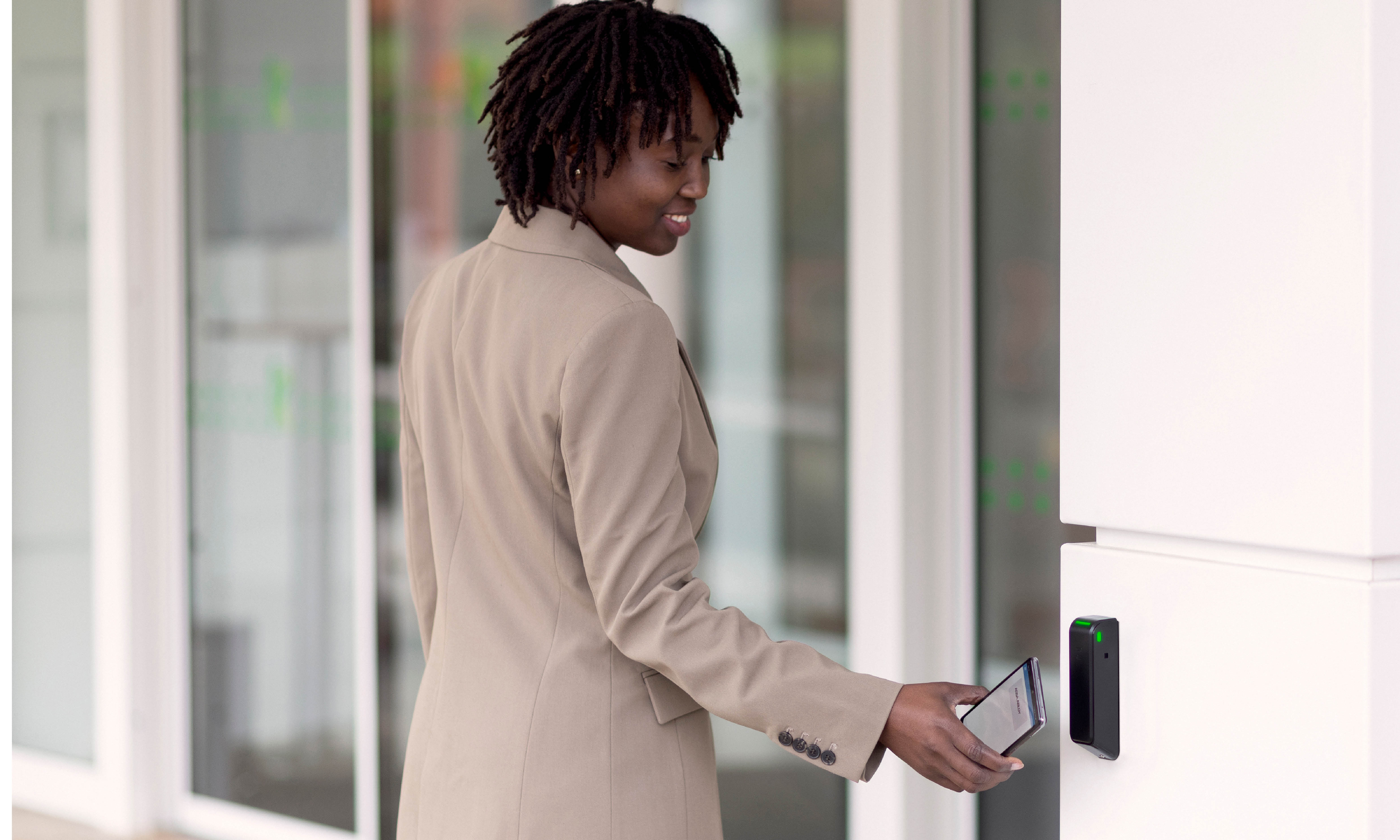 Weniger Installationsaufwand, mehr Flexibilit&auml;t: Der DR100 erweitert digitale Zutrittskontrolle im Bestand und erm&ouml;glicht &uuml;ber konfigurierbare Relaisoptionen die Ansteuerung unterschiedlichster Komponenten, etwa von T&uuml;r&ouml;ffnern, T&uuml;rantrieben oder Verz&ouml;gerungsschaltern. Foto: © ASSA ABLOY Sicherheitstechnik GmbH