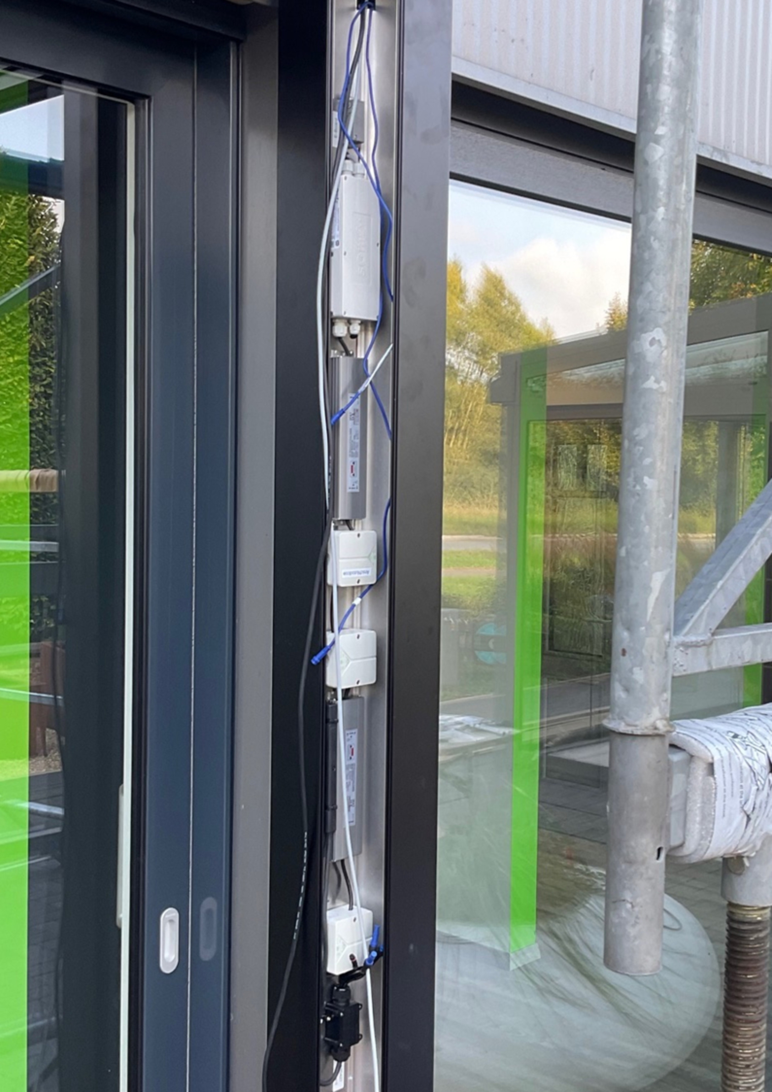 Am E-Board, das samt aller anderen Kabel nach der Montage in den Aluminium- Profilen verschwindet, b&uuml;ndelt sich die gesamte Elektronik. Foto: © TS-Aluminium- Profilsysteme GmbH & Co. KG